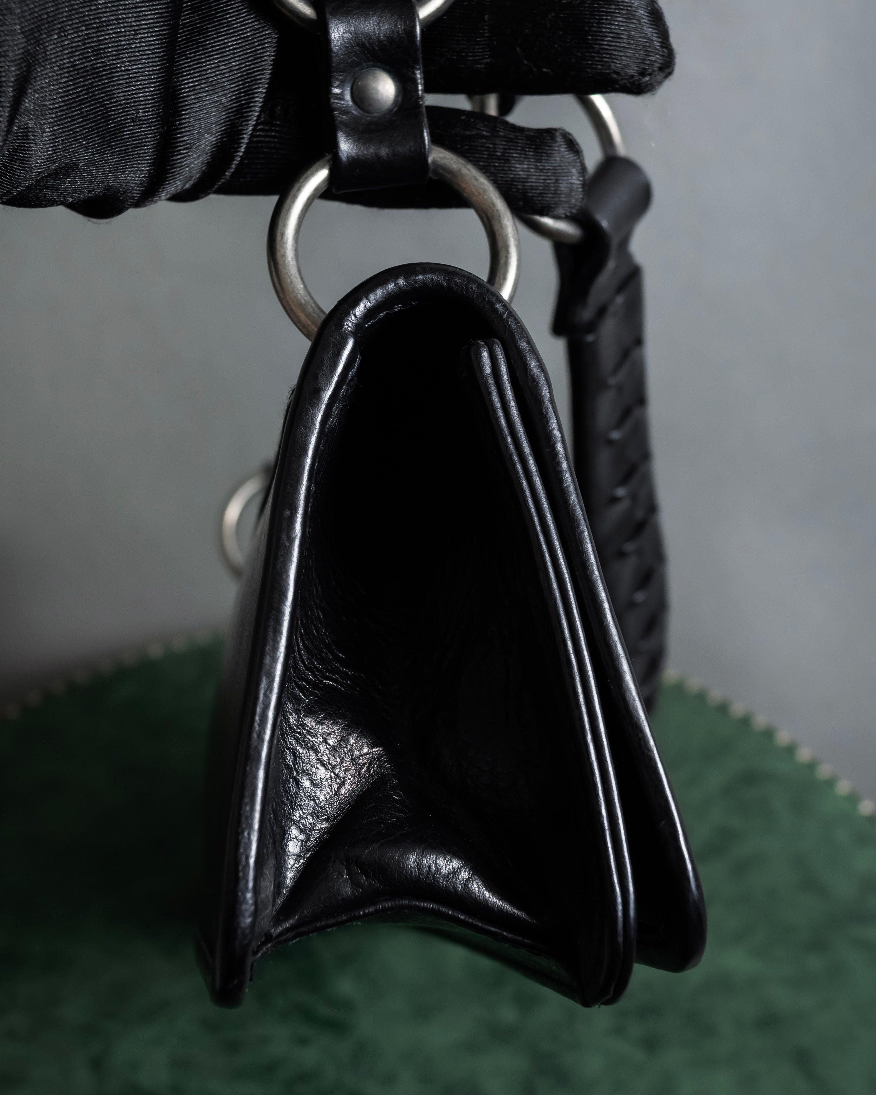 -SPECIAL- "YVES SAINT LAURENT"
00's Tom Ford period stacked ring design horizontal leather bag