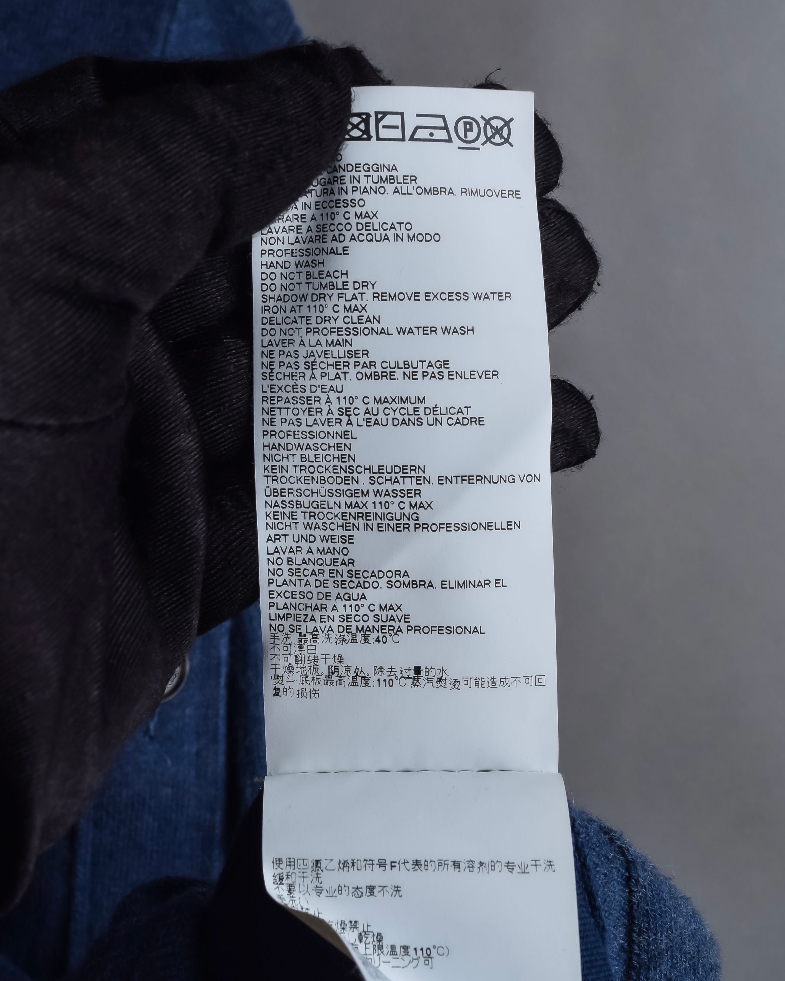 "MAISON MARGIELA" 17SS Asymmetric button line knit