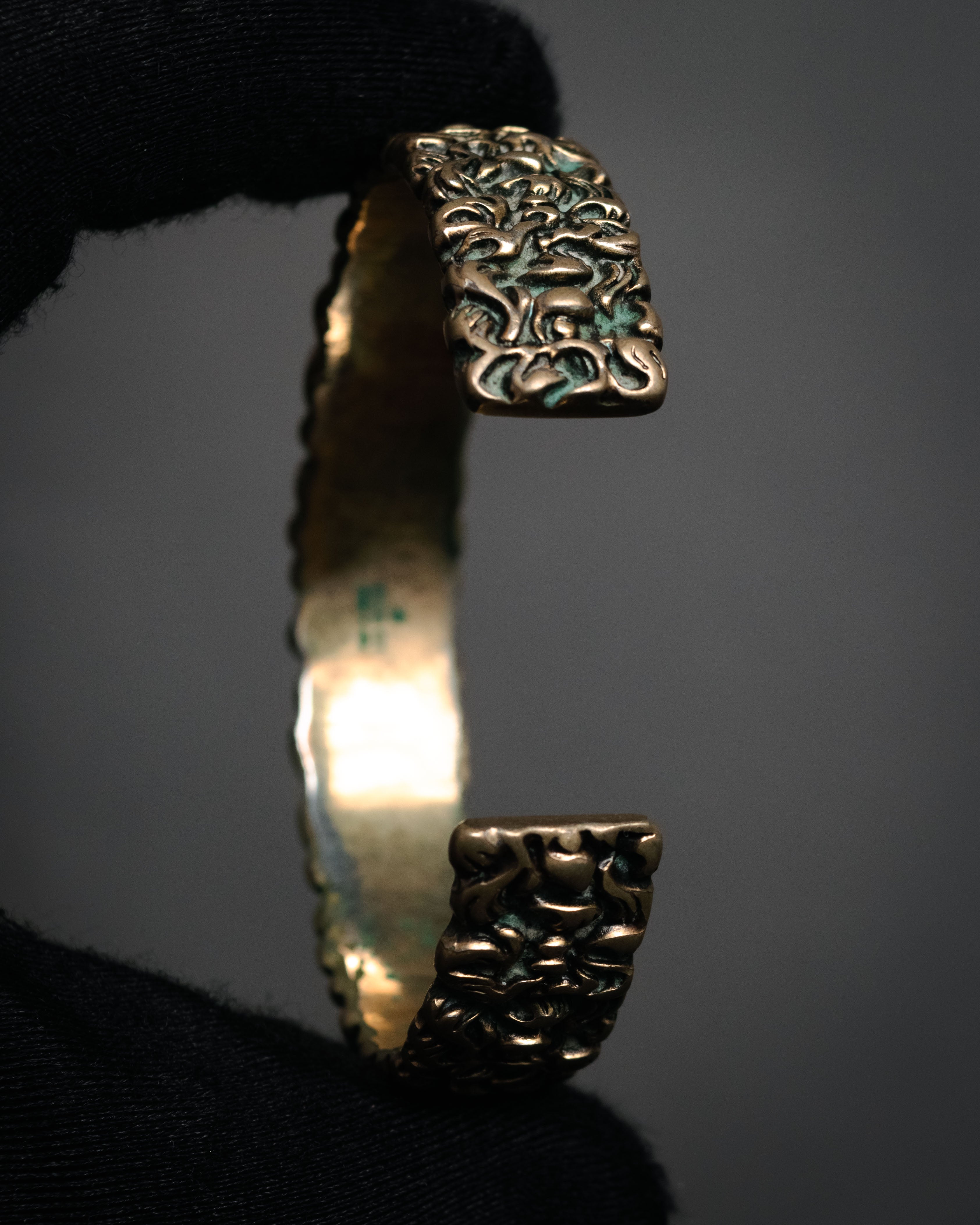 “GUCCI” 2010’s organic relief cuff bracelet