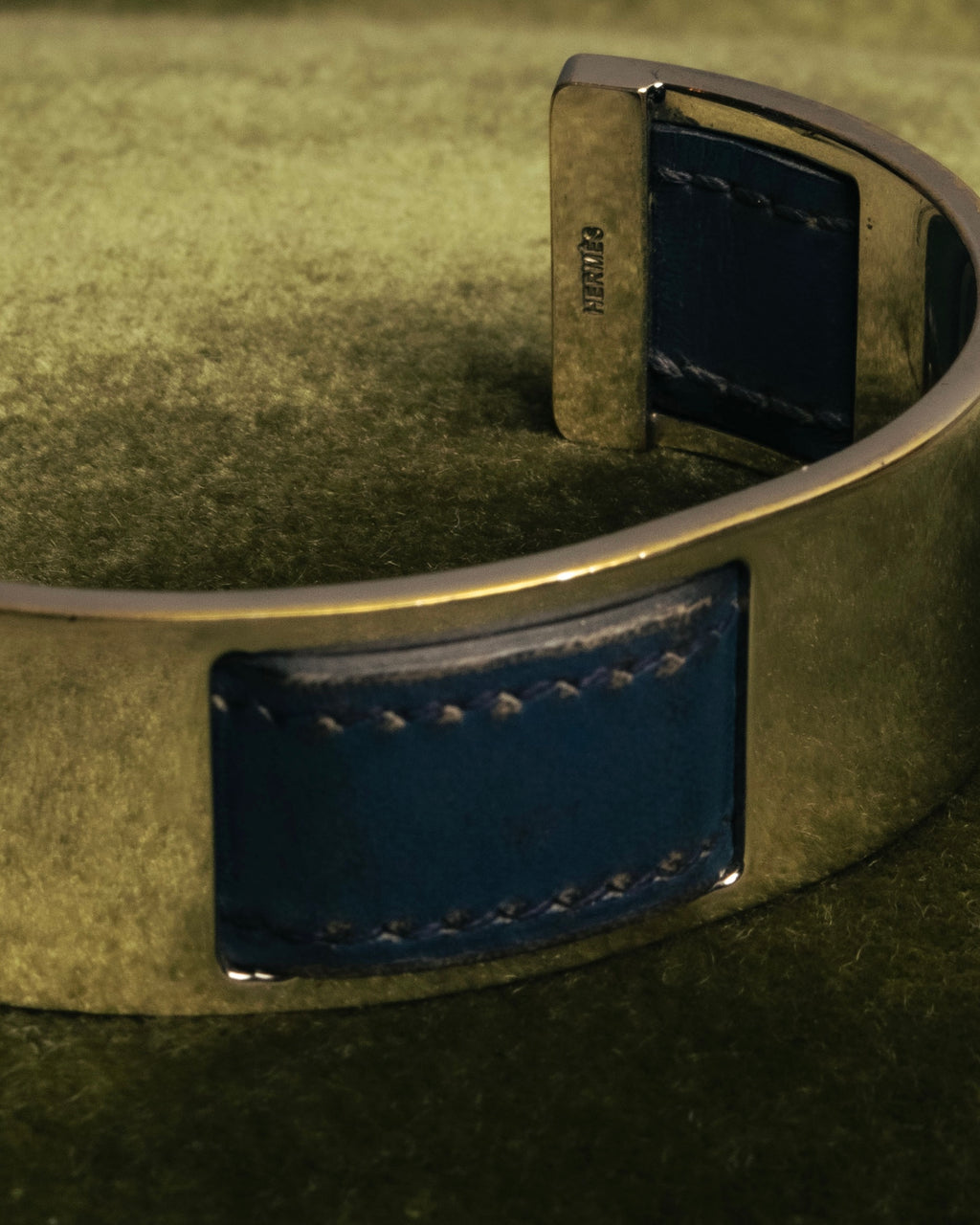 “HERMÈS” 90’s-00’s Leather inset gold metal cuff bangle
