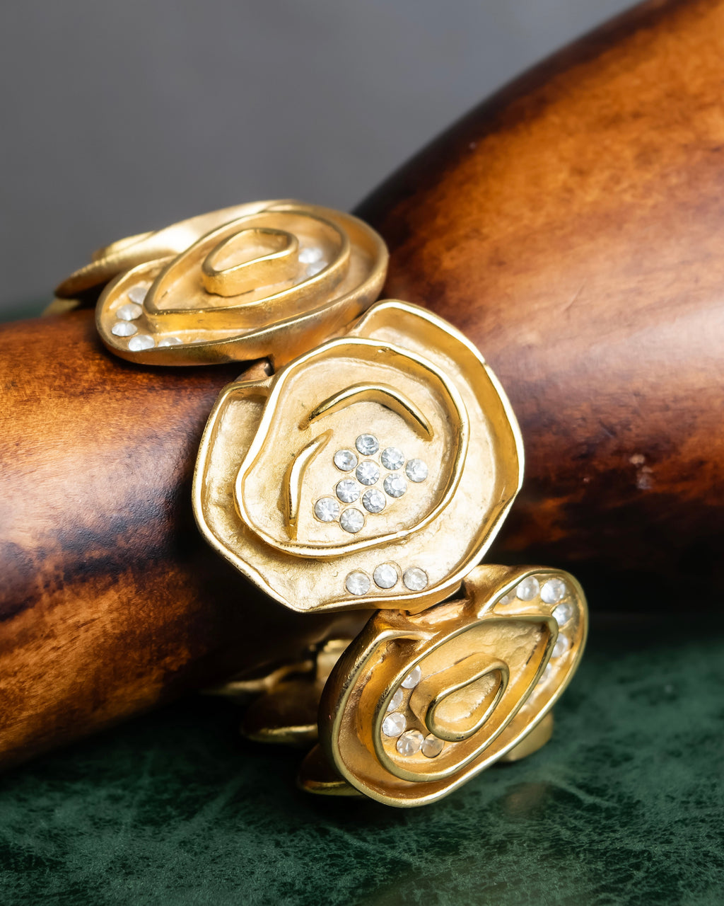 "BALENCIAGA" Wavy uneven motif design gold bracelet