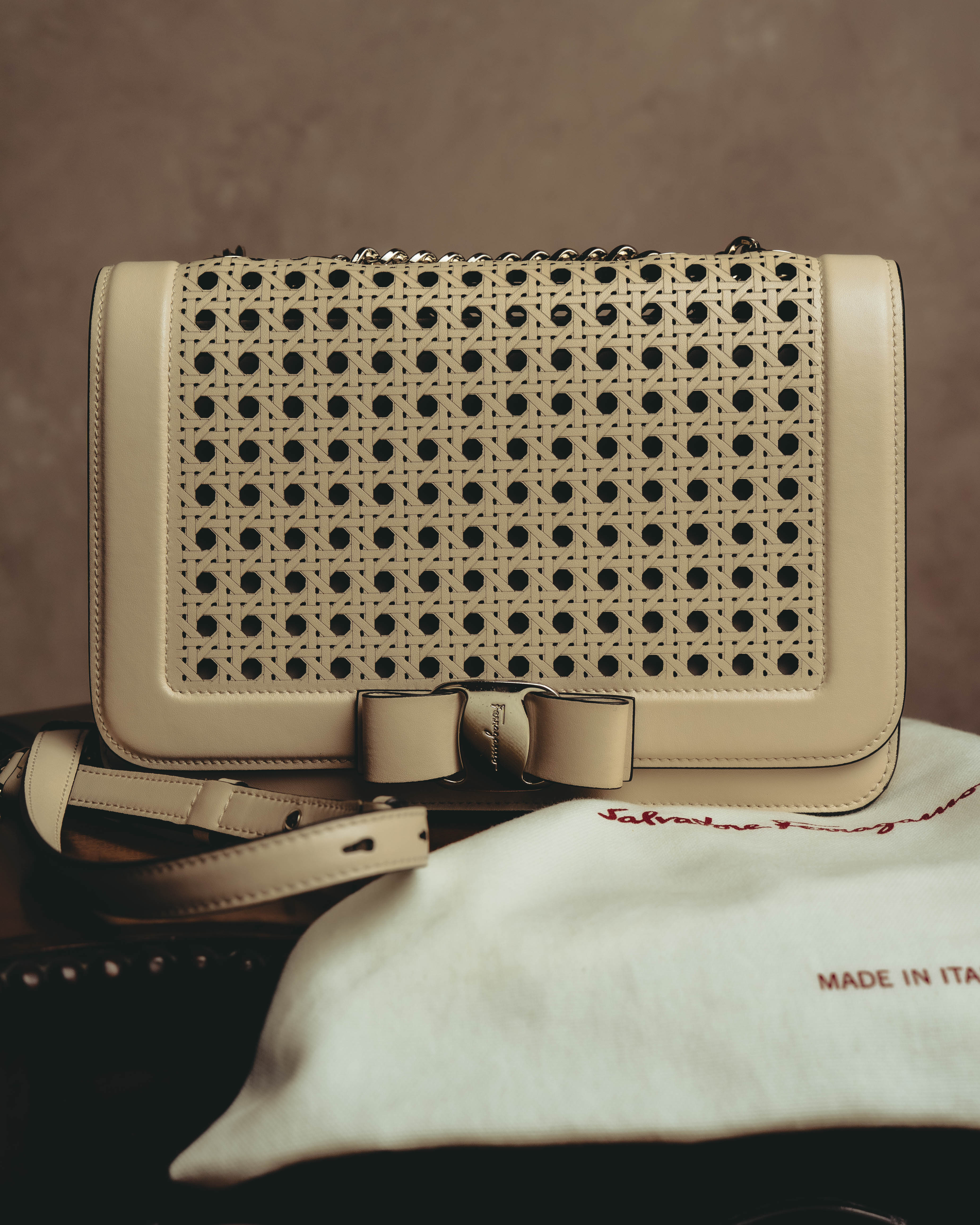 "Salvatore Ferragamo" 2010's-20's Ivory perforated leather chain shoulder bag