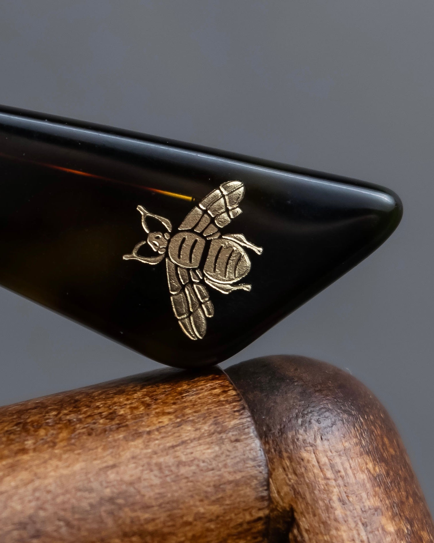 "GUCCI" Wellington frame bee engraved sunglasses