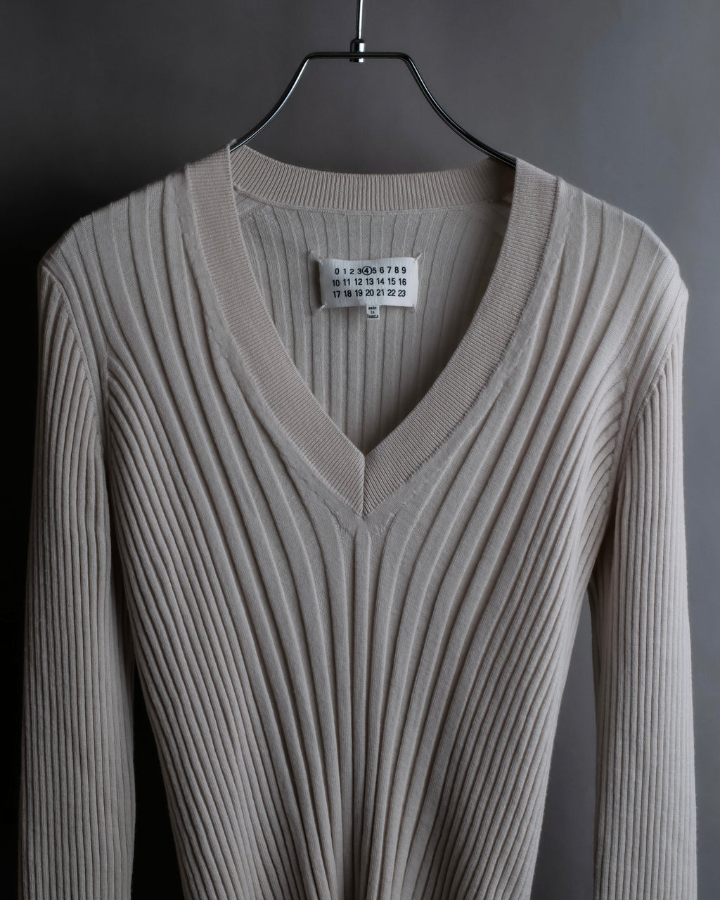 "MAISON MARGIELA" 18AW Ribbed shaped V-neck knit