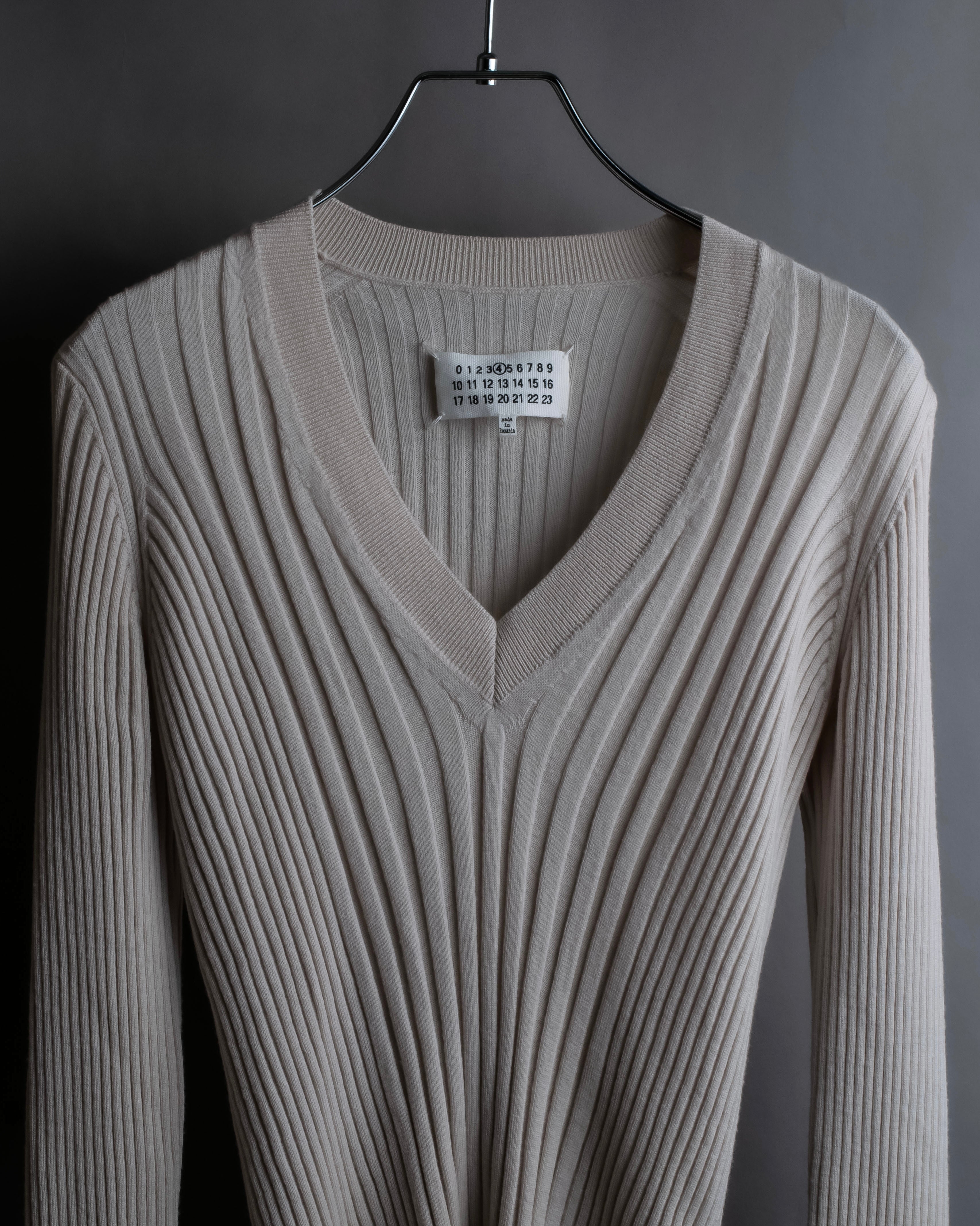 "MAISON MARGIELA" 18AW Ribbed shaped V-neck knit
