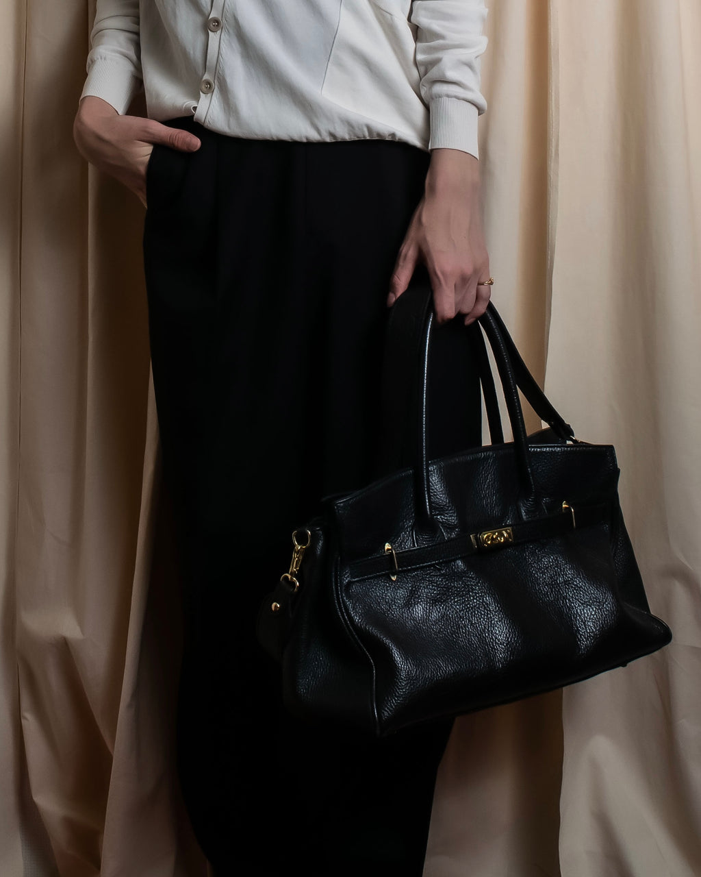 "AULENTTI" Gold closure belt design leather 2-way bag