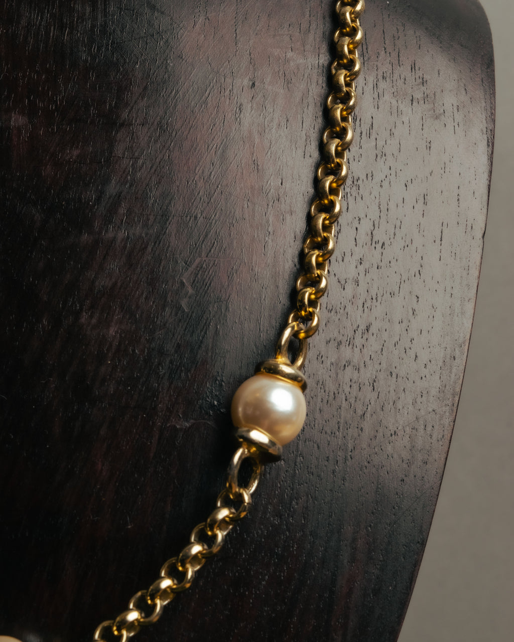 "YVES SAINT LAURENT" 80's-90's Gold-tone rolo chain necklace with faux pearl accents
