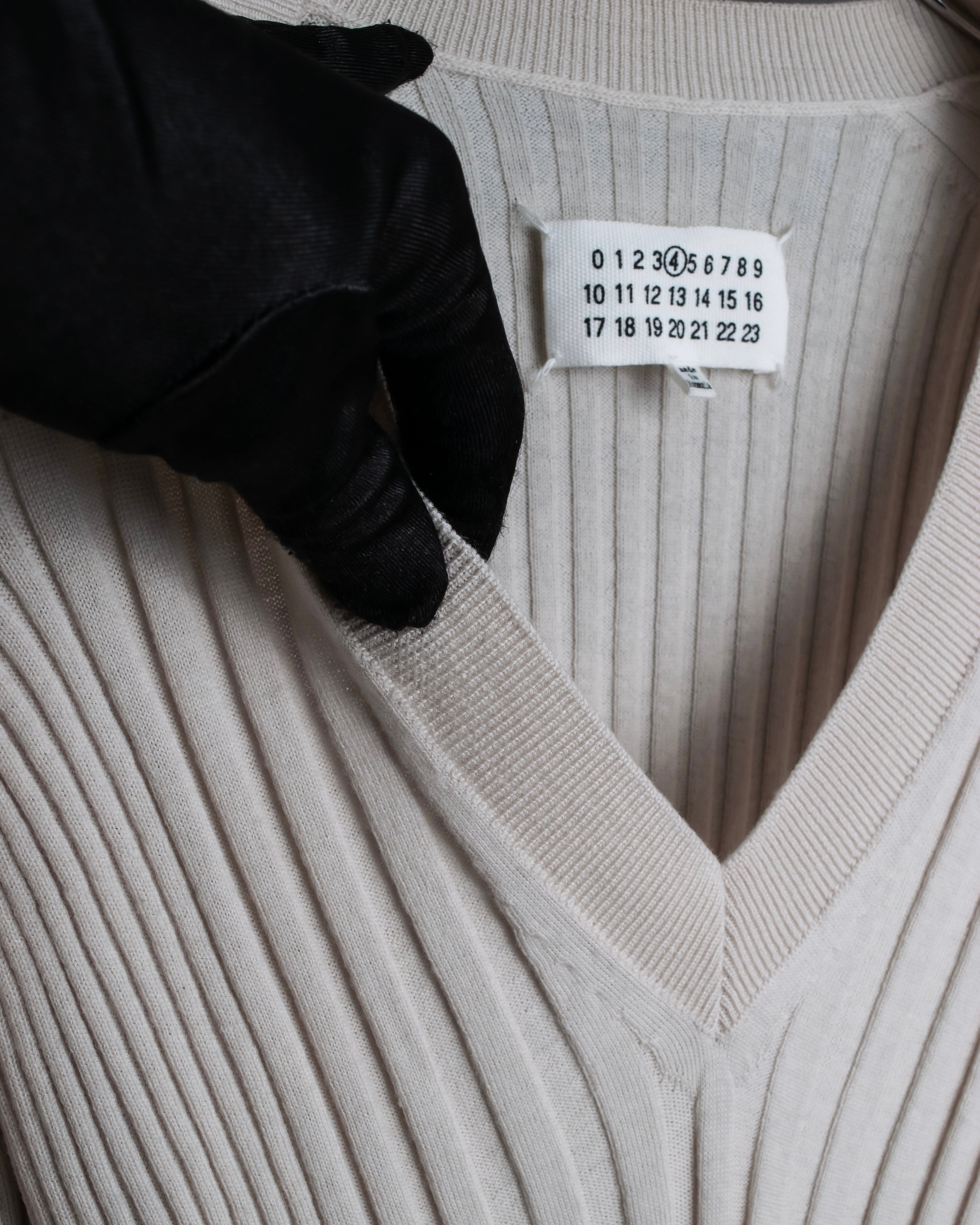 "MAISON MARGIELA" 18AW Ribbed shaped V-neck knit