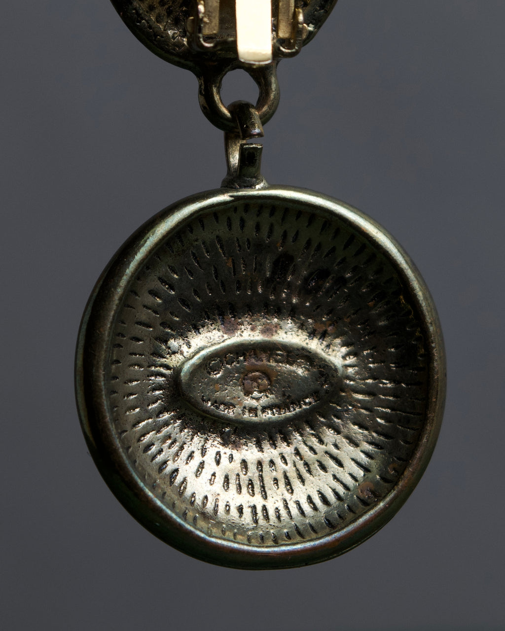 "CHANEL" Coco mark engraved gold earring