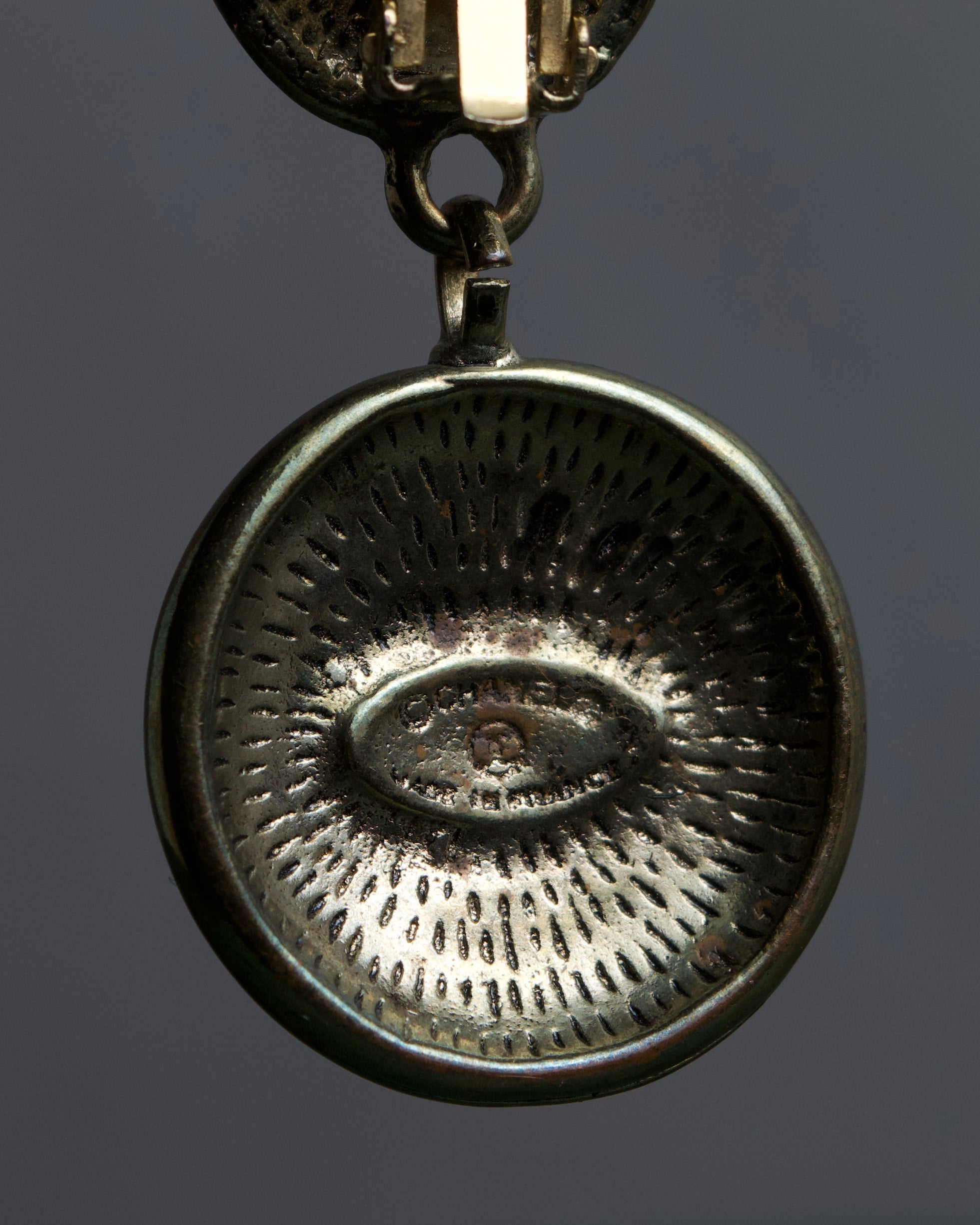 "CHANEL" Coco mark engraved gold earring