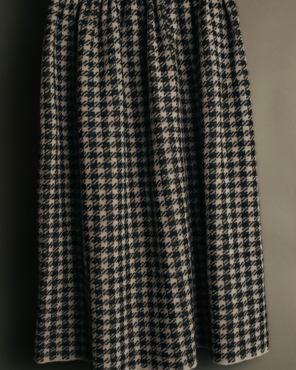 “Salvatore Ferragamo” 90’s-00’s Houndstooth knit flare skirt