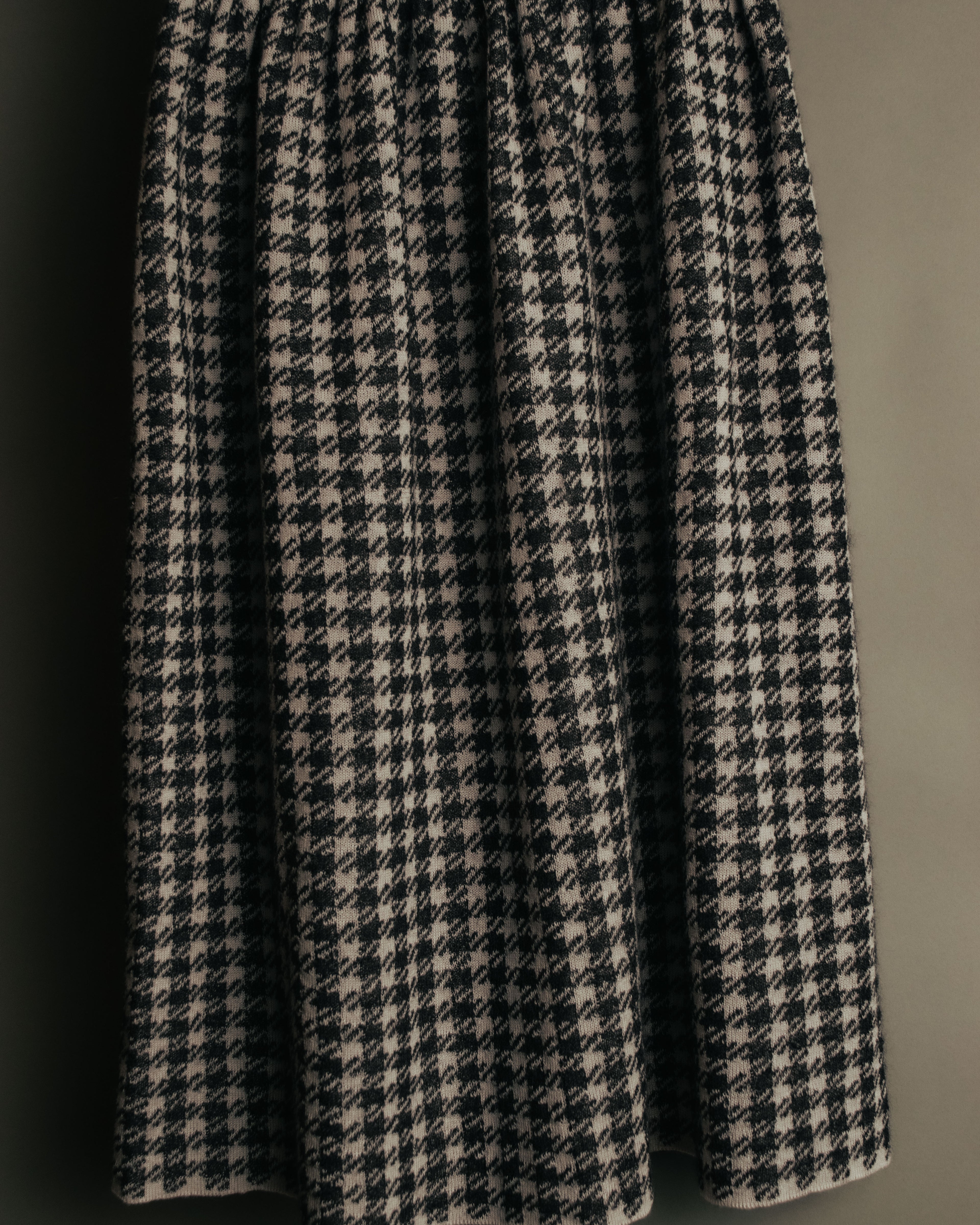 “Salvatore Ferragamo” 90’s-00’s Houndstooth knit flare skirt