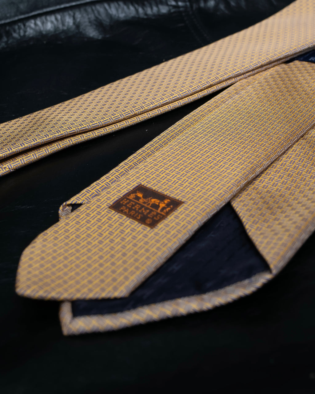 “HERMES” Double line patterned silk tie