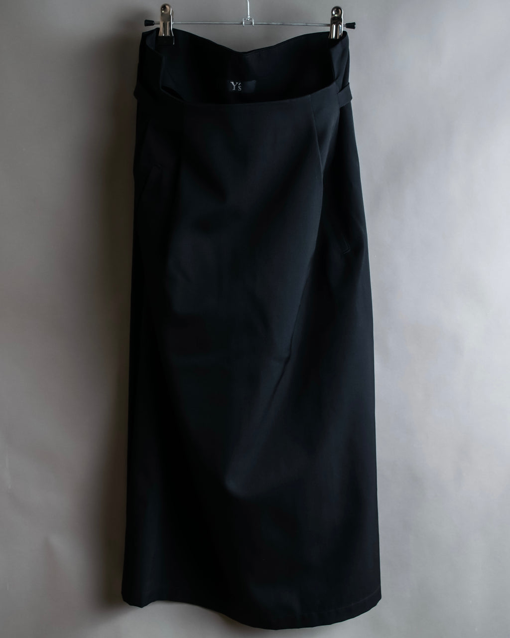 "Y's" Metal fitting belt design cutting maxi skirt