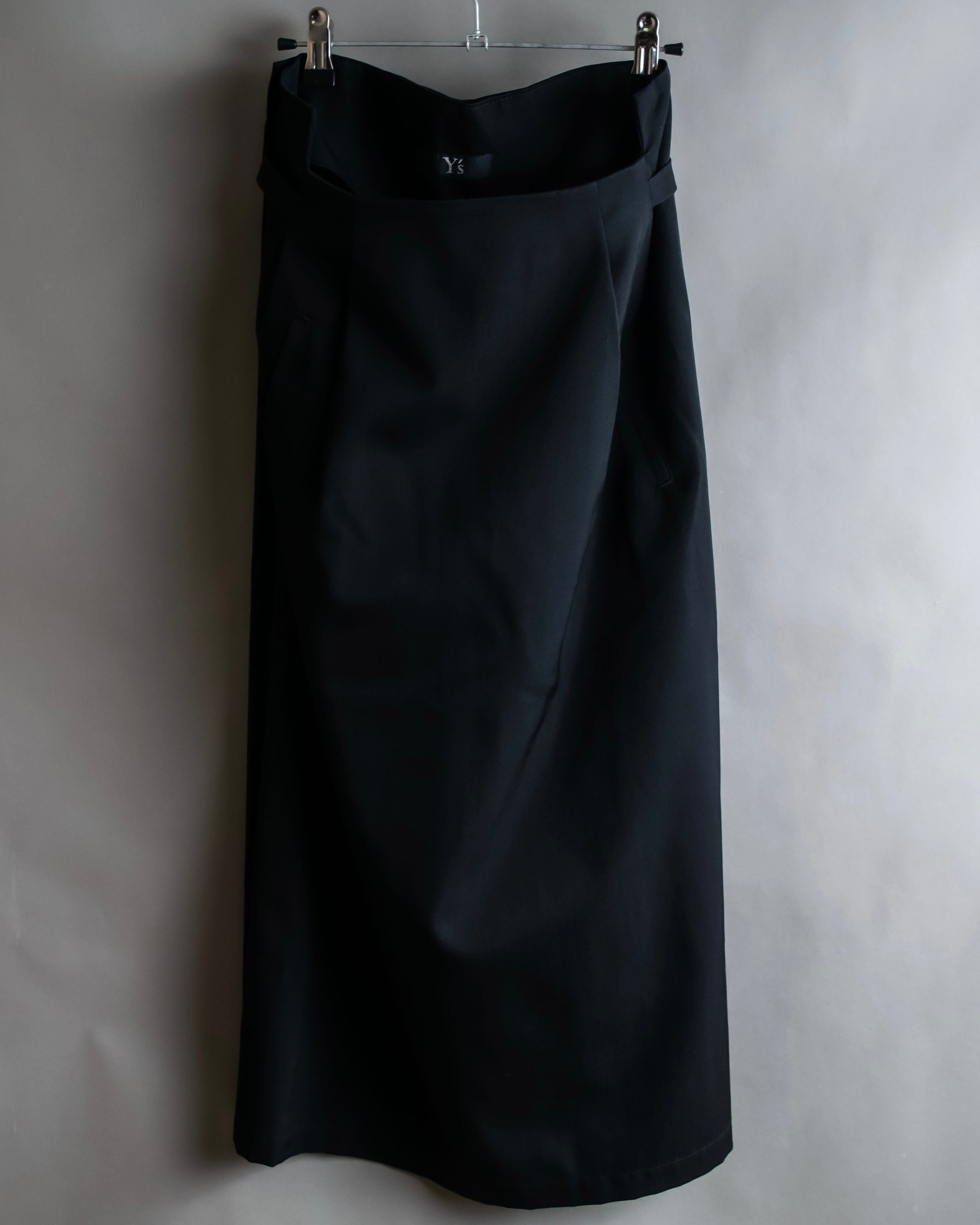 "Y's" Metal fitting belt design cutting maxi skirt