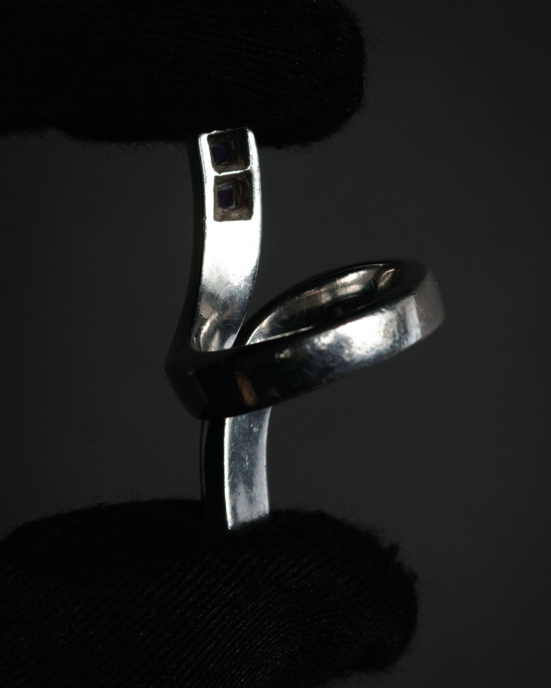 “GUCCI” 1990’s-2000’s Amethyst bypass silver ring