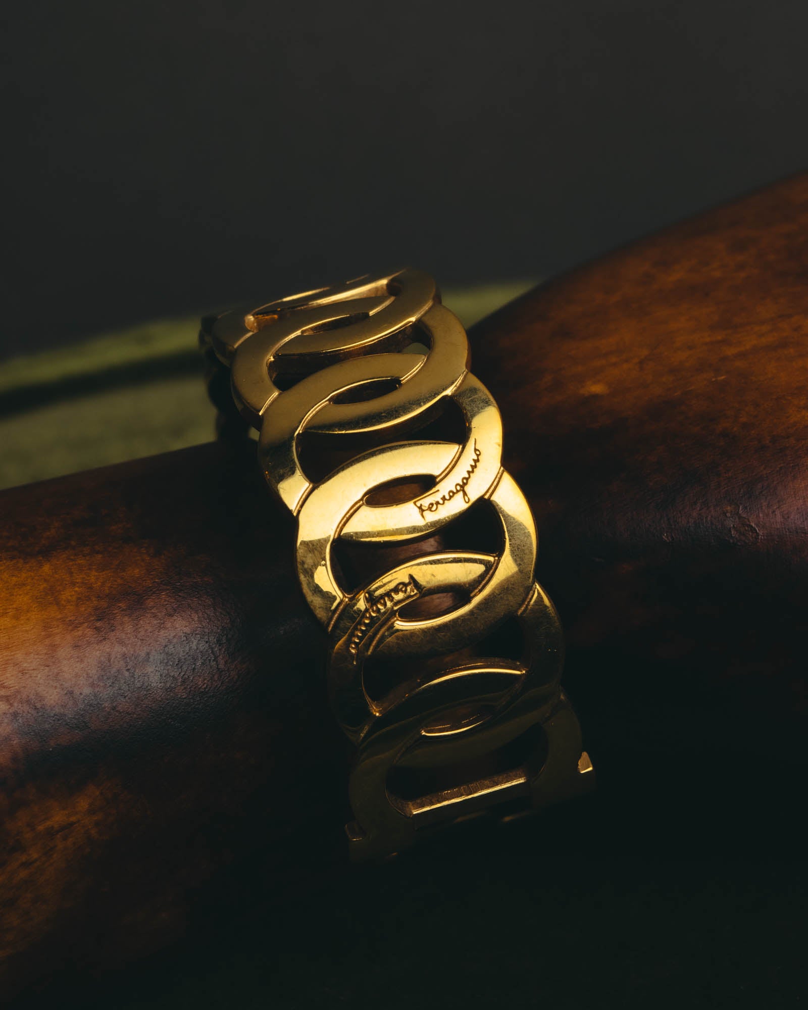 “Salvatore Ferragamo” 90’s-00’s Gancini motif gold bangle