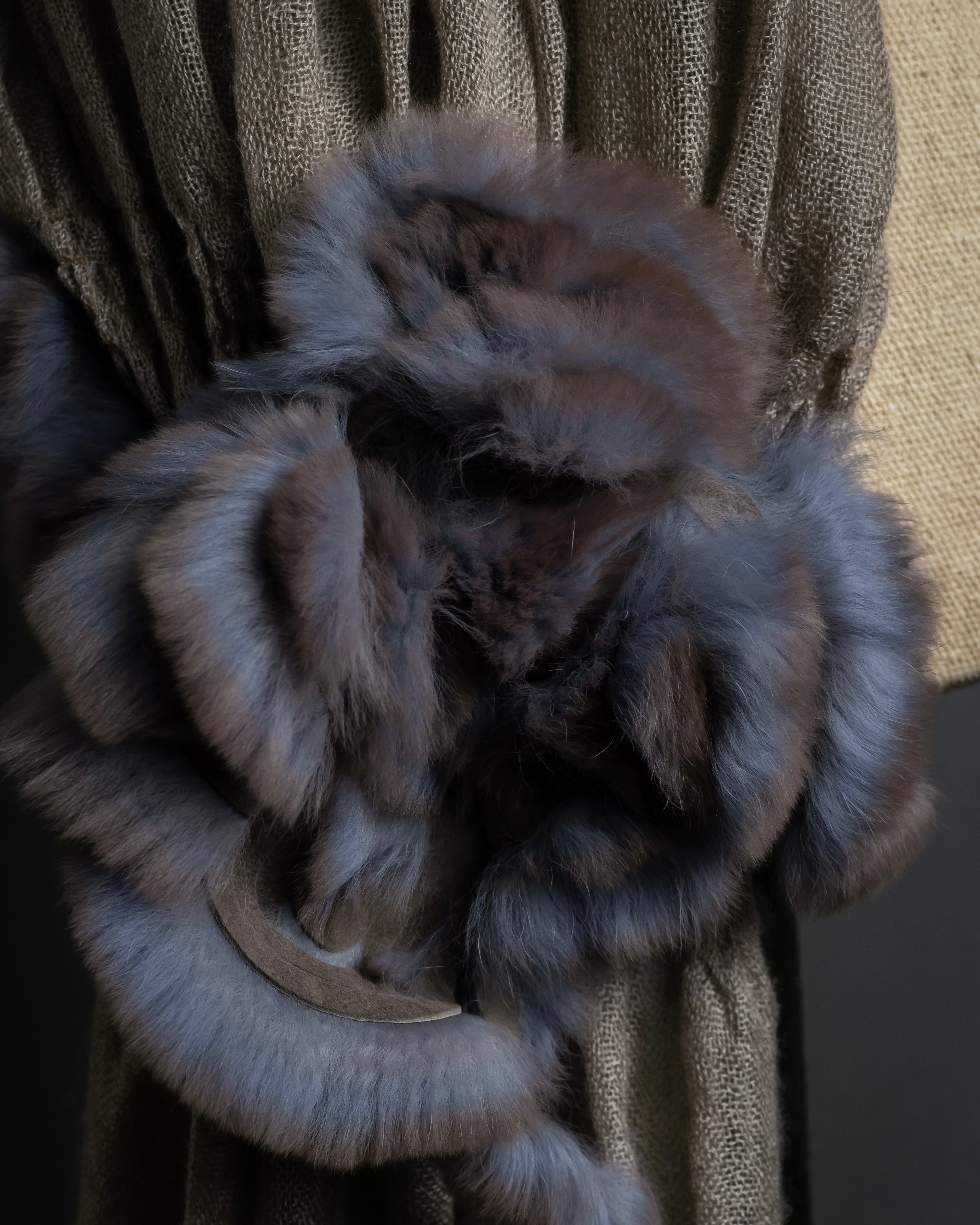 "FENDI" 04-10's Petal motif fur docking long muffler