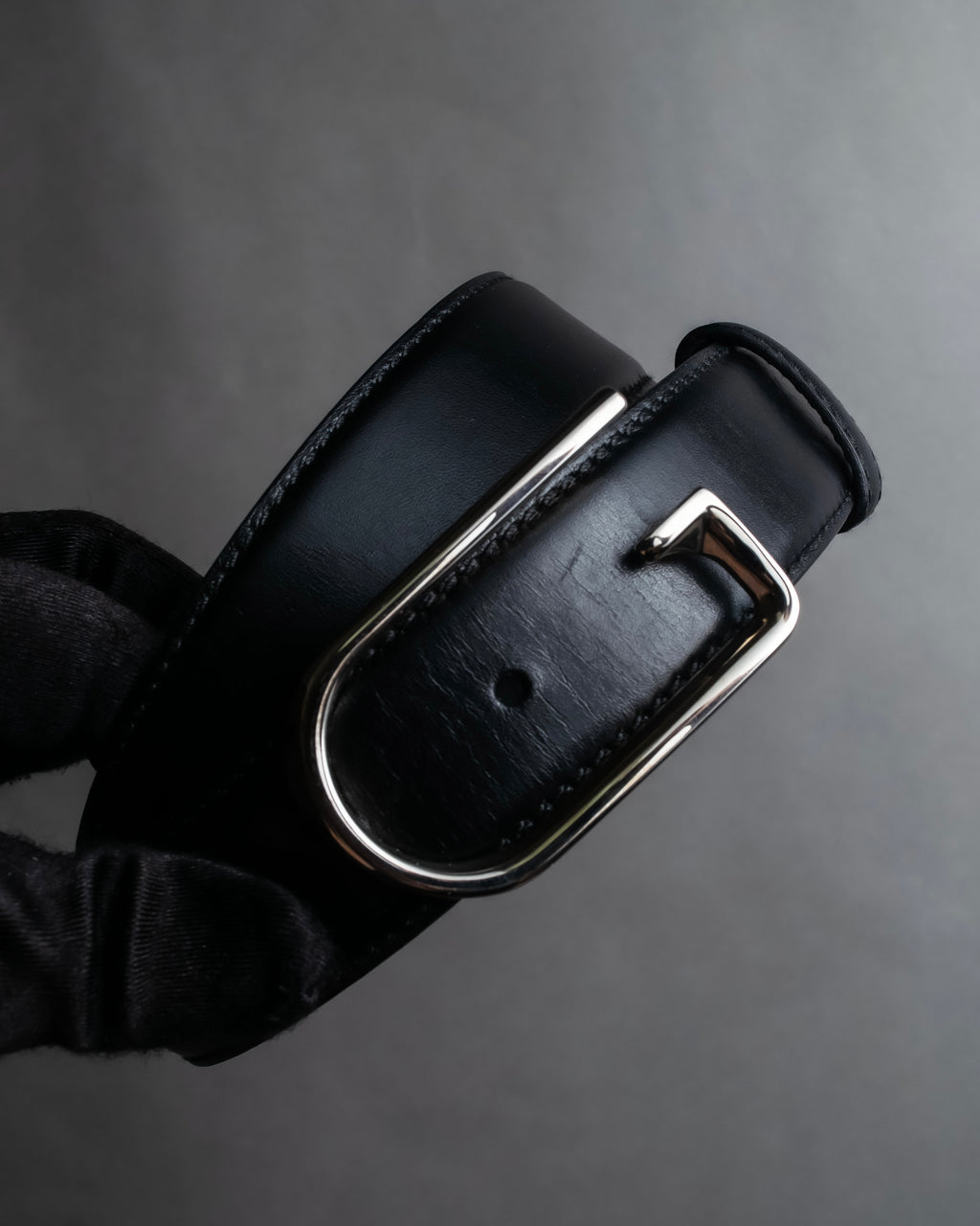"GUCCI" Organic curved buckle design leather belt
