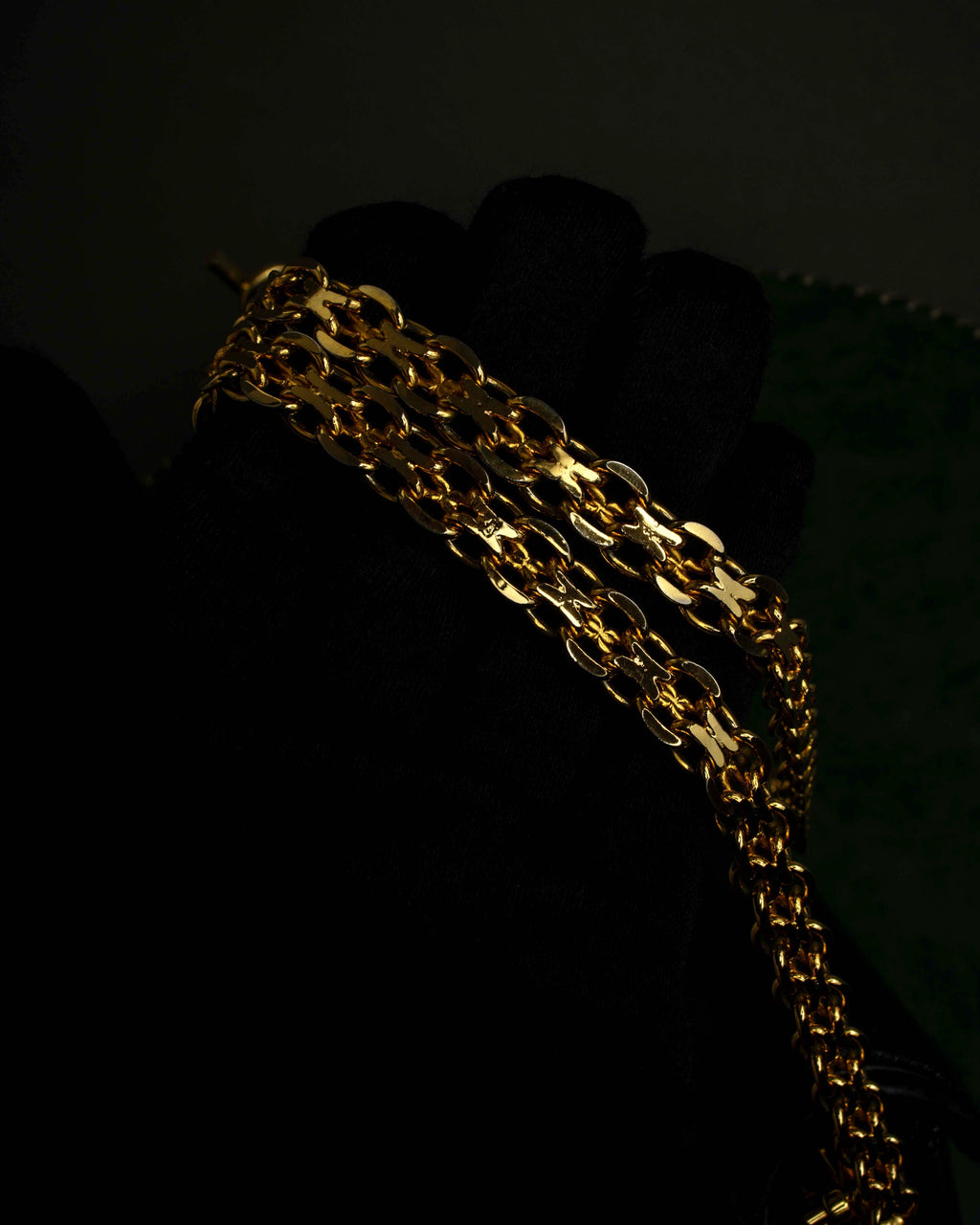 "GUCCI" Filigree vintage design chain shoulder leather bag