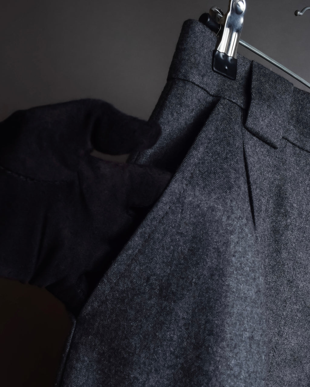 "CHANEL" 90's Gold button design straight line skirt