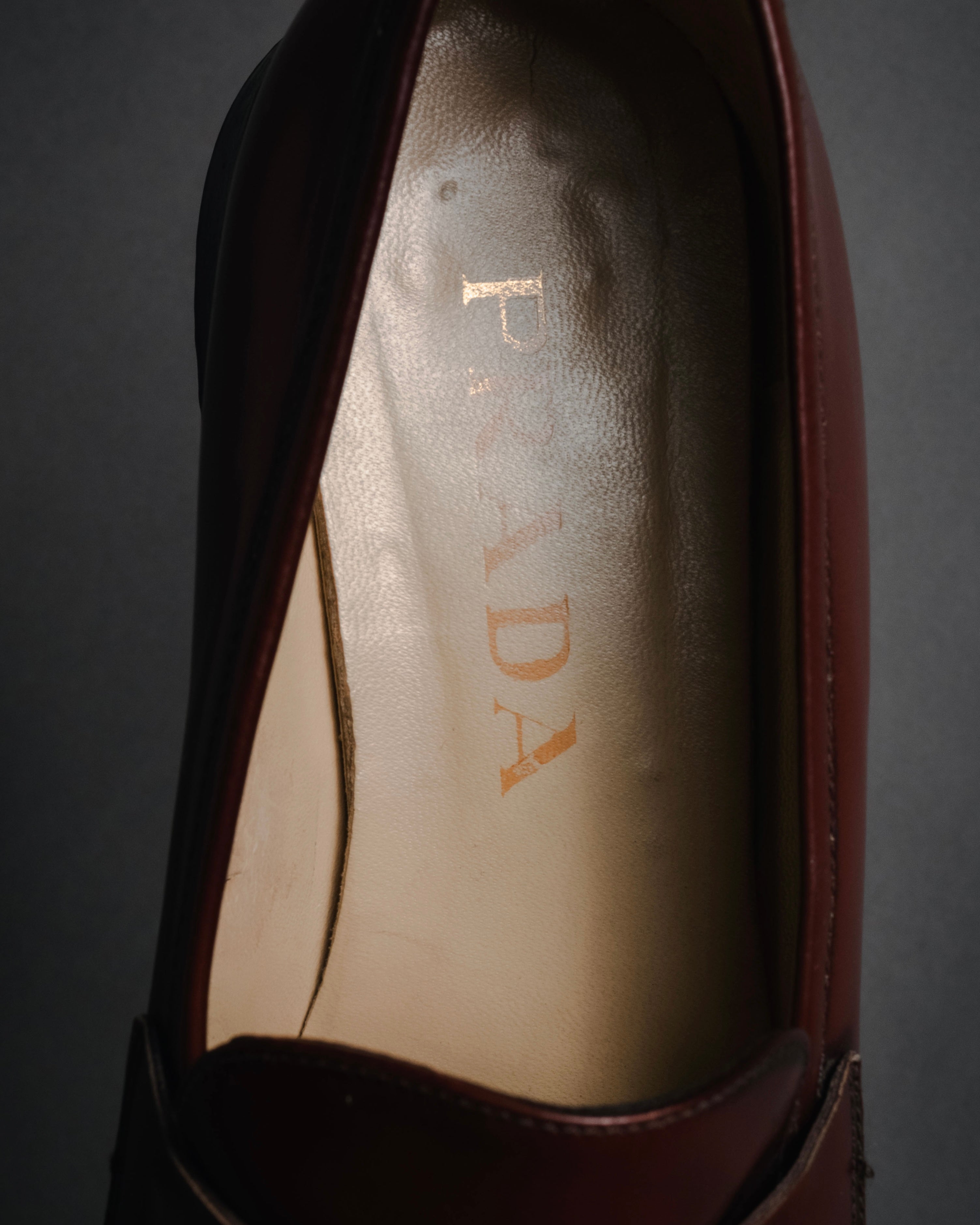 "PRADA" 90’s-00’s Hexagon knight rubber sole polished penny loafer