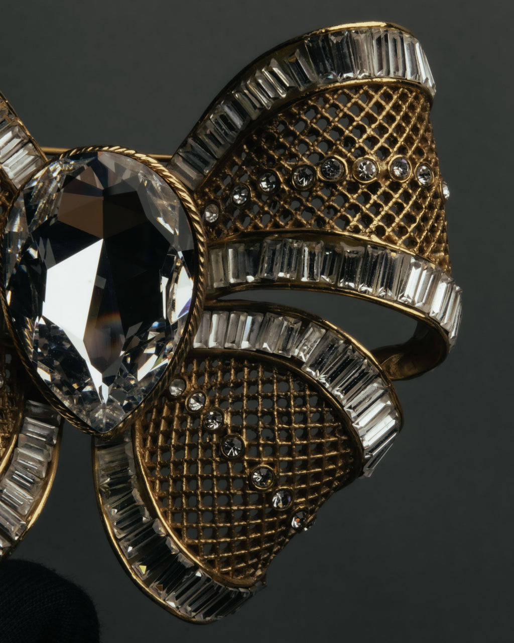 “HANAE MORI” 80’s-90’s Sculptural crystal bow brooch
