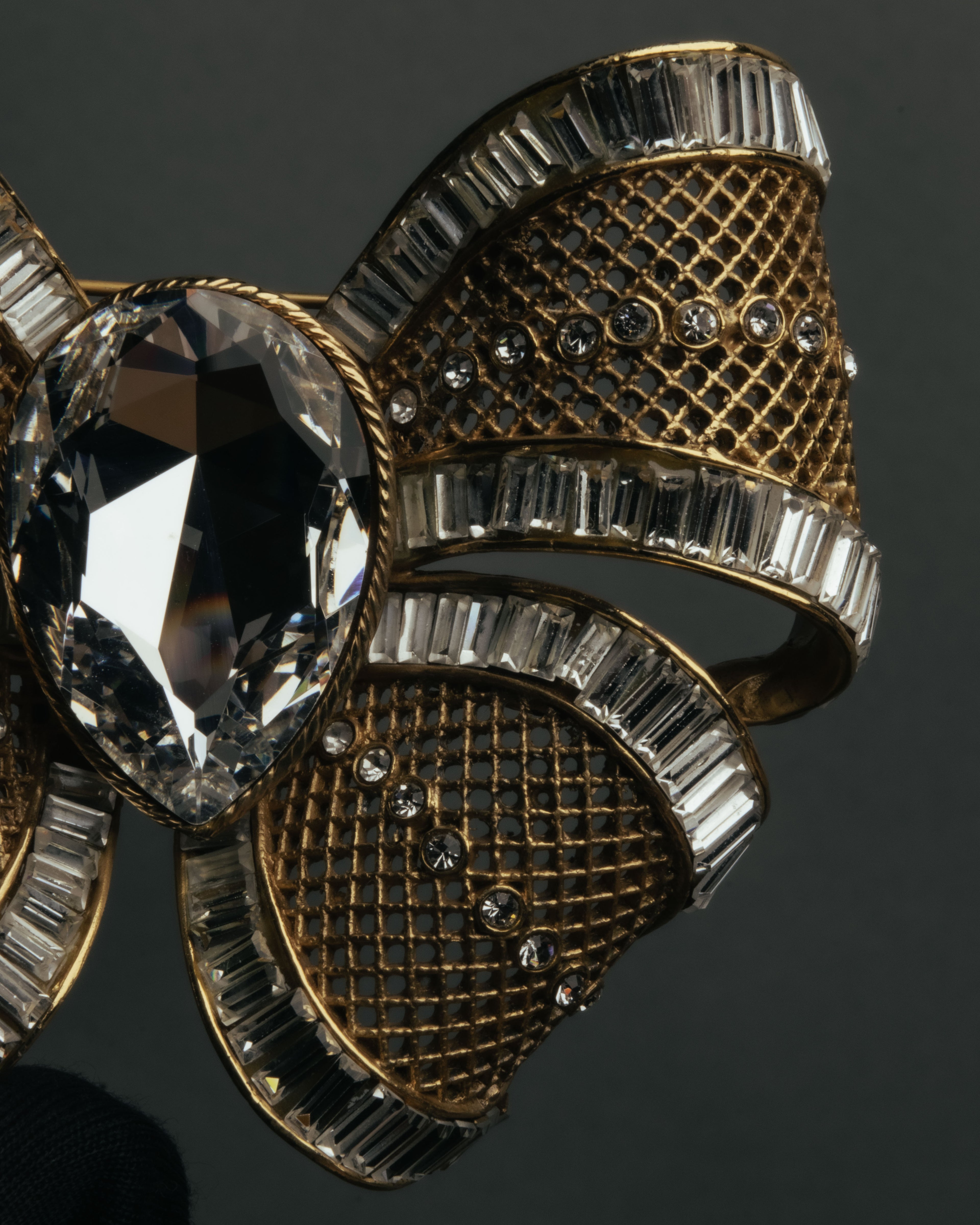 “HANAE MORI” 80’s-90’s Sculptural crystal bow brooch