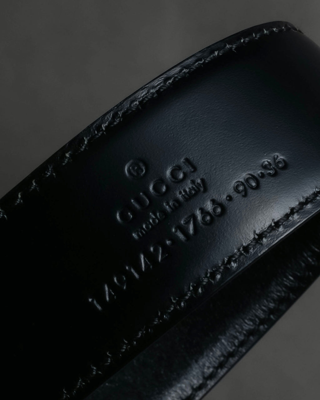 "GUCCI" Organic curved buckle design leather belt