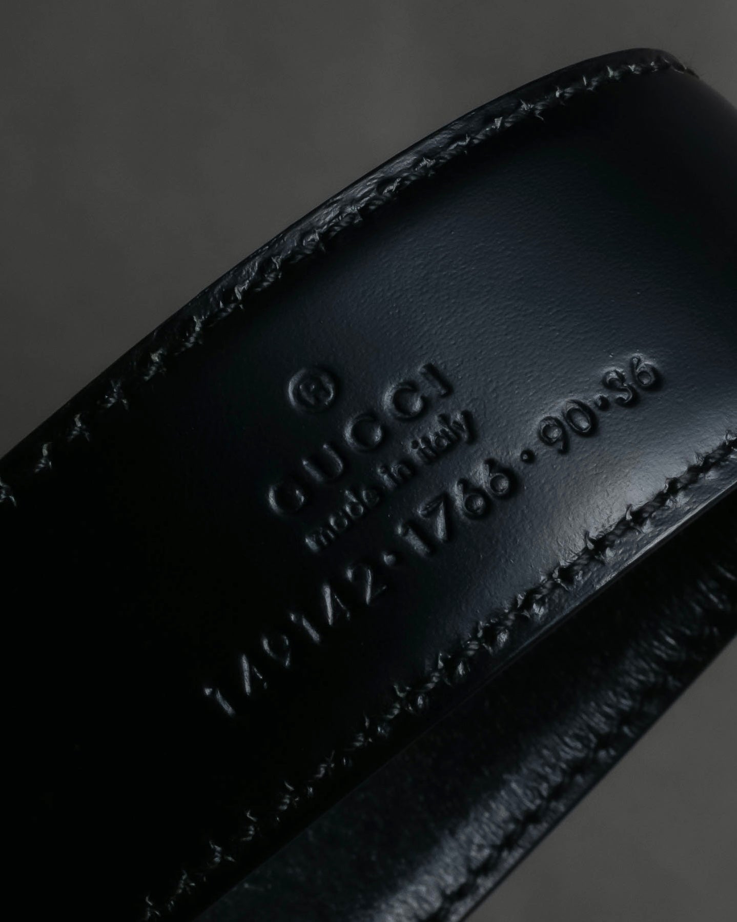 "GUCCI" Organic curved buckle design leather belt