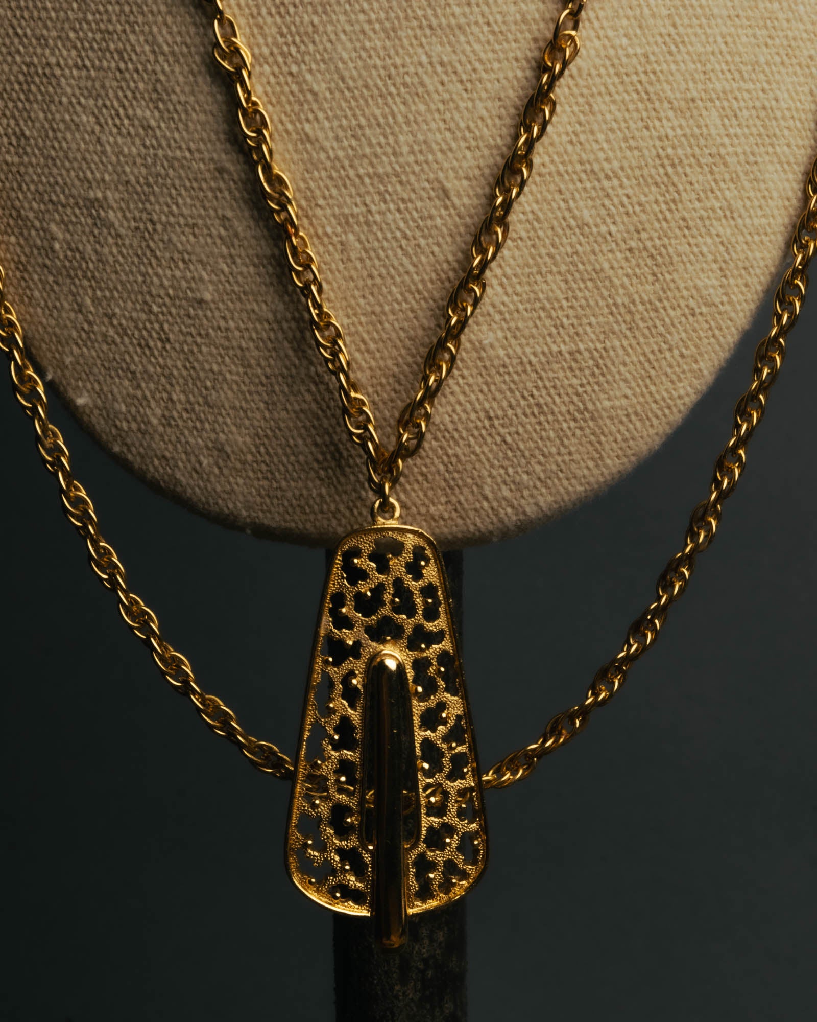 "TRIFARI" 50's-60's Ornate gold tone pendant necklace