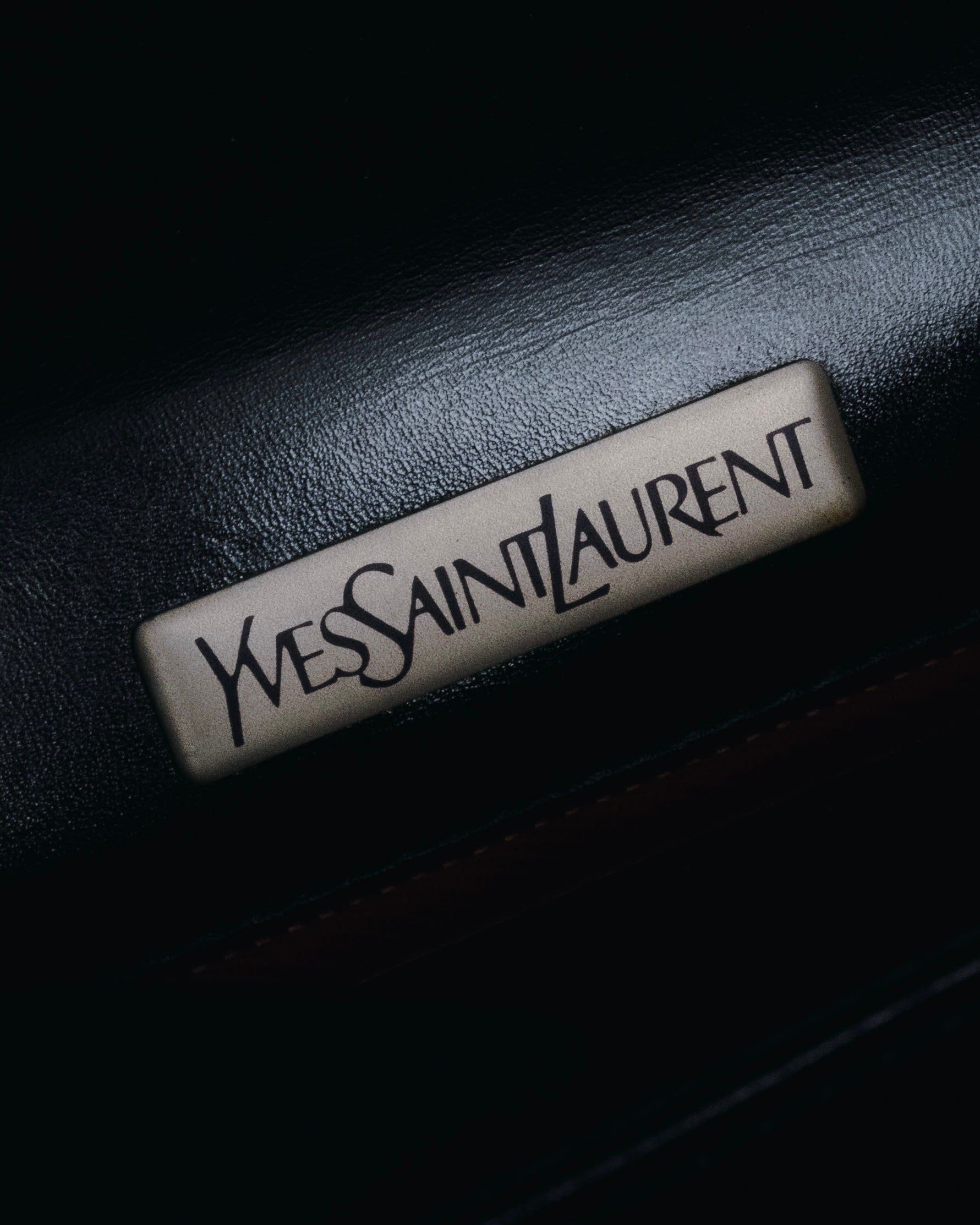 Bolso de cuero con diseño acolchado de diamantes de Yves Saint Laurent de los años 80-90