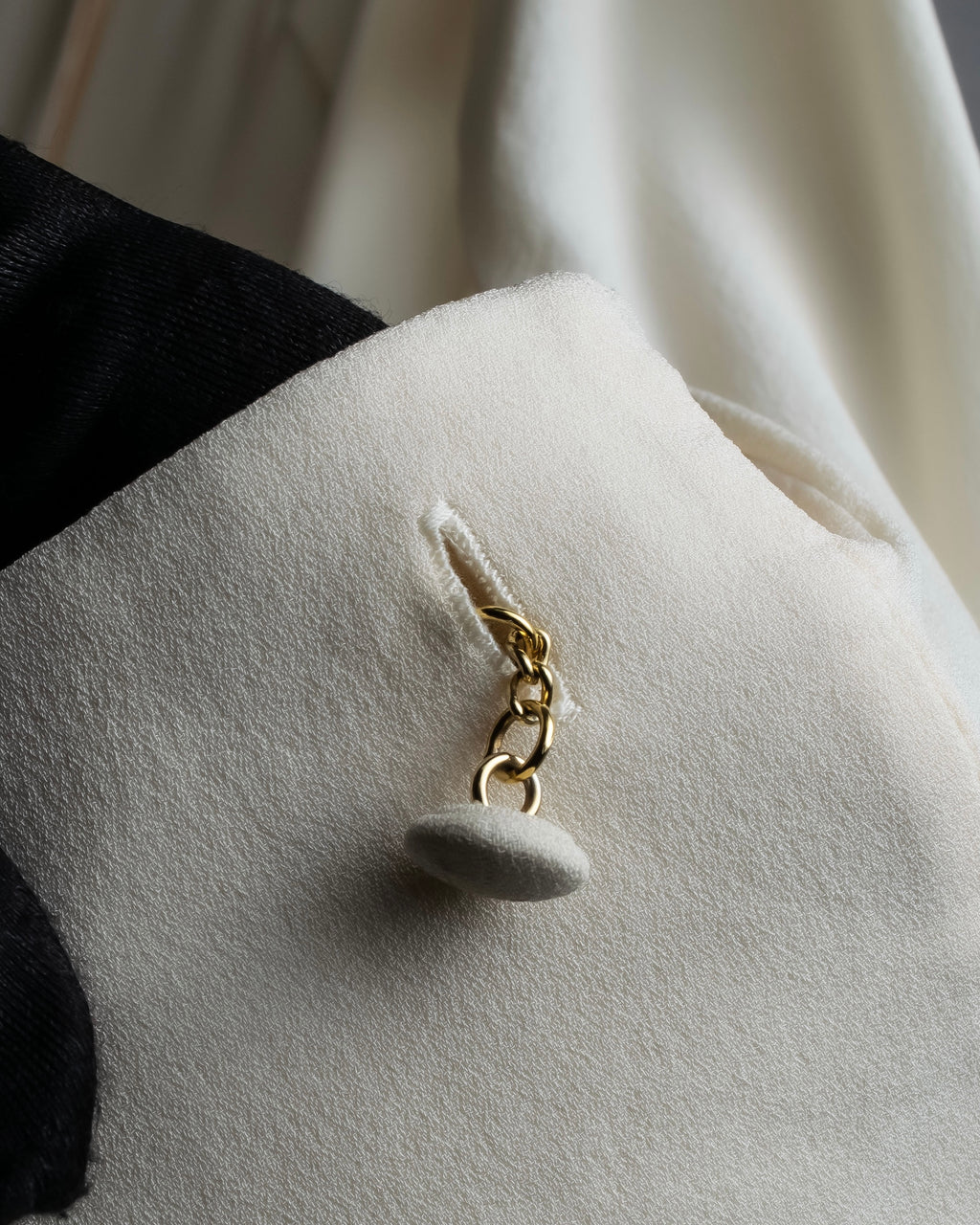 Camisa de seda con bordado en forma de logotipo "Alexandar McQueen" sin cuello