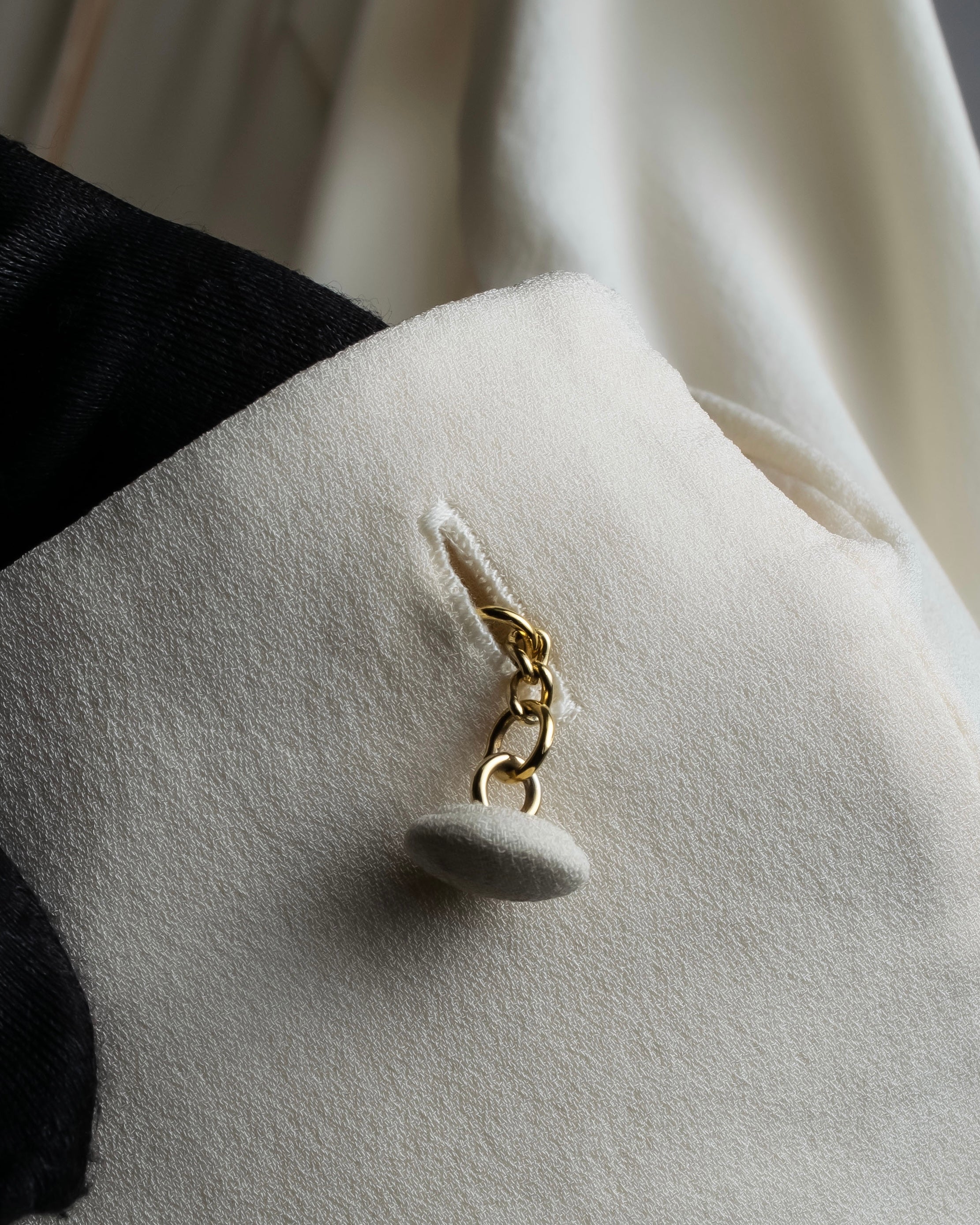 Camisa de seda con bordado en forma de logotipo "Alexandar McQueen" sin cuello