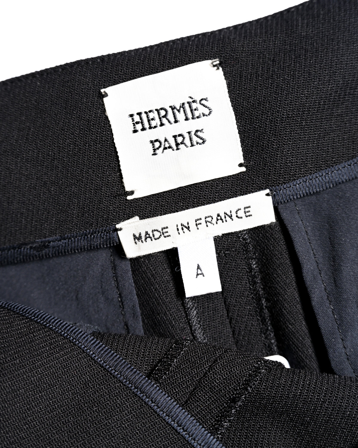 ウエスト内側に配されたHERMÈS PARISのブランドタグと、「MADE IN FRANCE」表記のタグを確認できるカット。