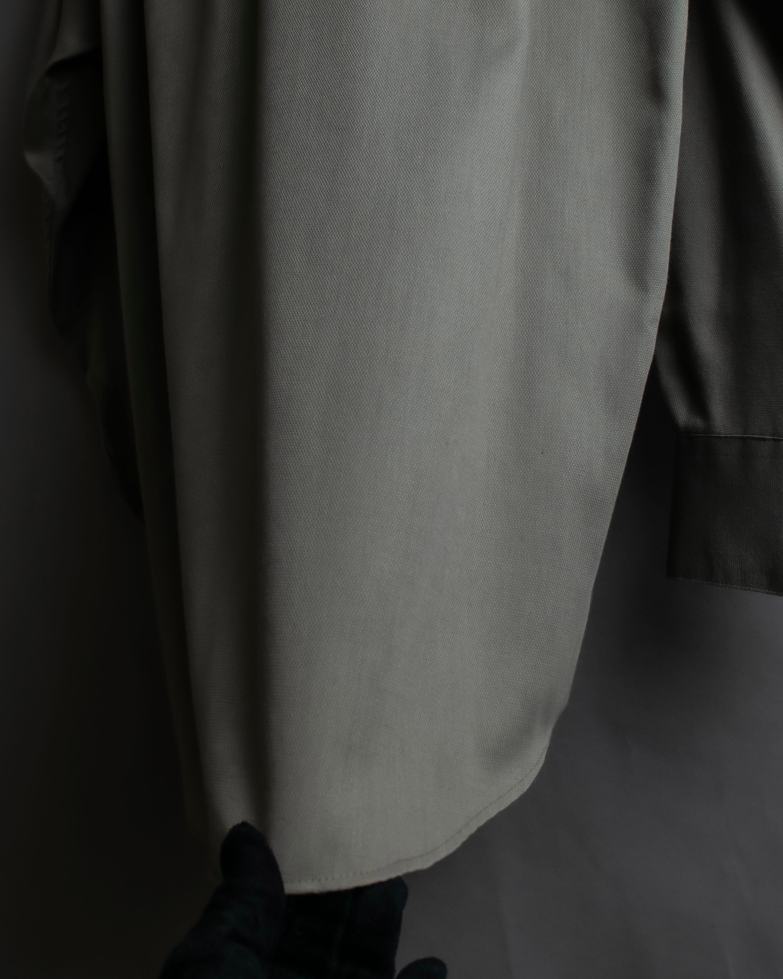 "YVES SAINT LAURENT for men"
Grayish khaki color oversized shirt