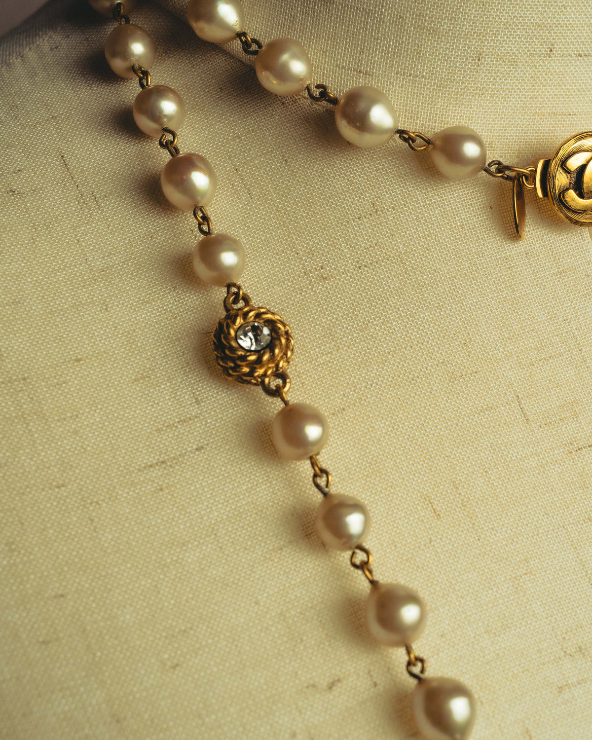 -SPECIAL- "CHANEL" 90's Pearl and crystal embellished long necklace