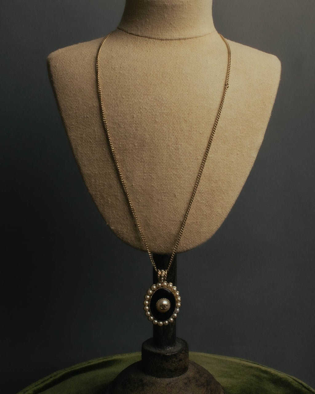 -SPECIAL- “CHANEL” 2017 Cruise Collection Pearl trimmed black pendant necklace