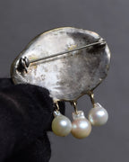 "Vintage engraved relief motif pearl brooch"