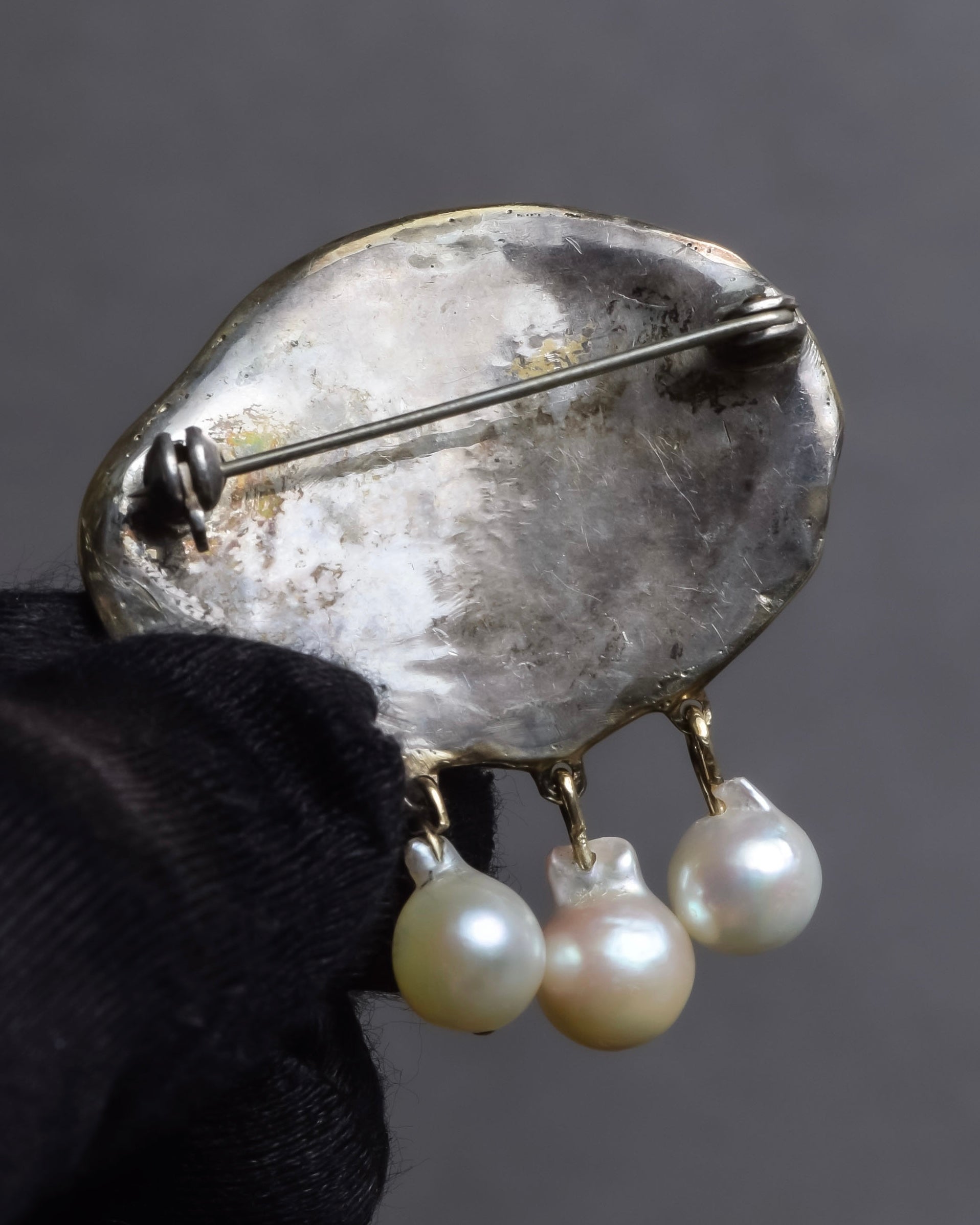"Vintage engraved relief motif pearl brooch"