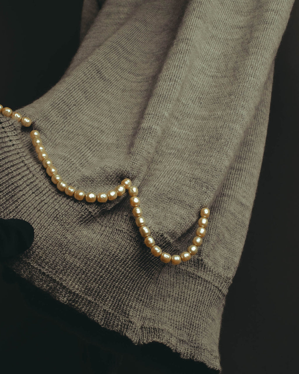 "Theatre PRODUCTS" 00's-10's Pearl embellished wool v-neck knit sweater