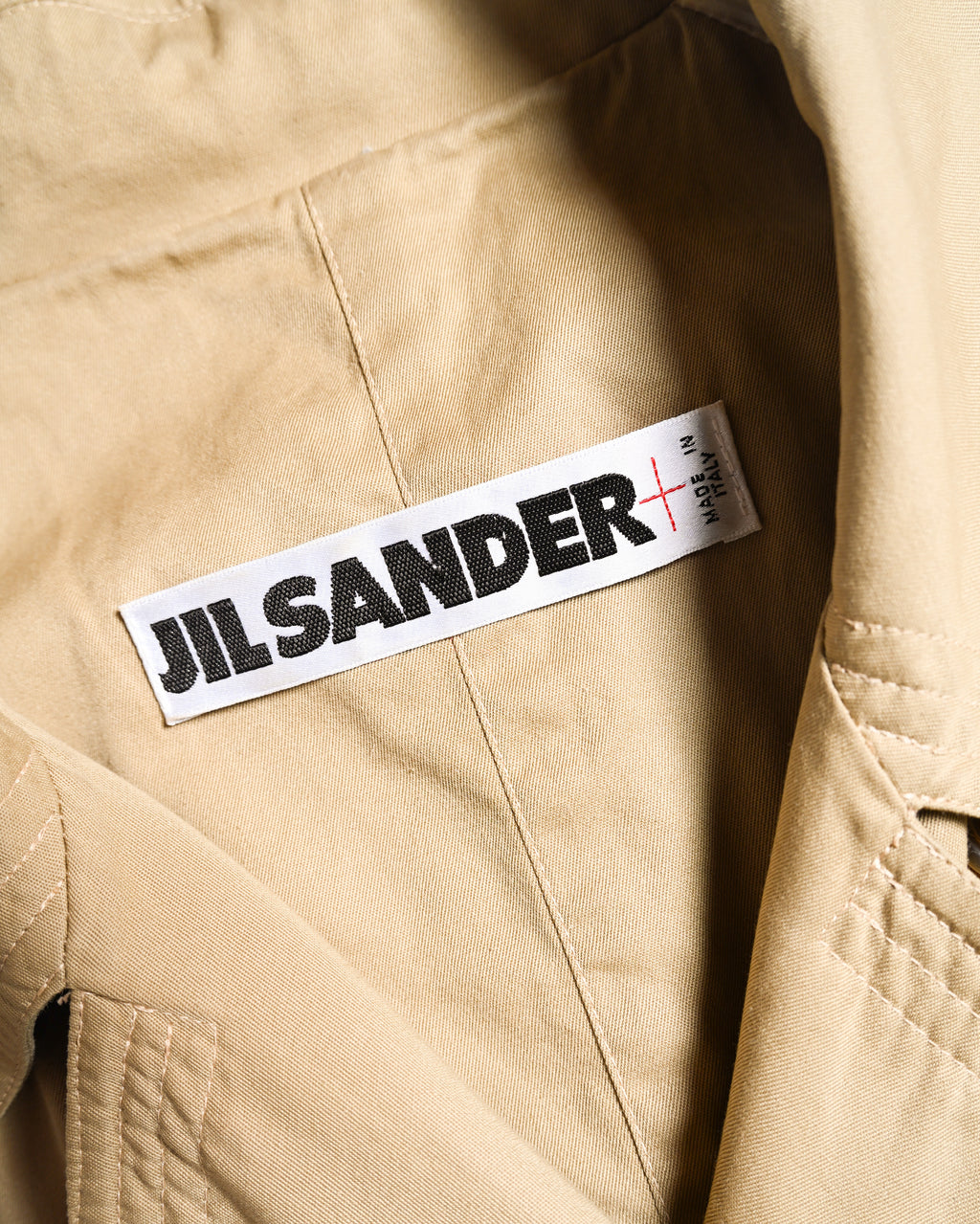 首元内側に配された「JIL SANDER」表記のブランドタグ。シンプルなタグデザインとフォント使いが確認できるカット。