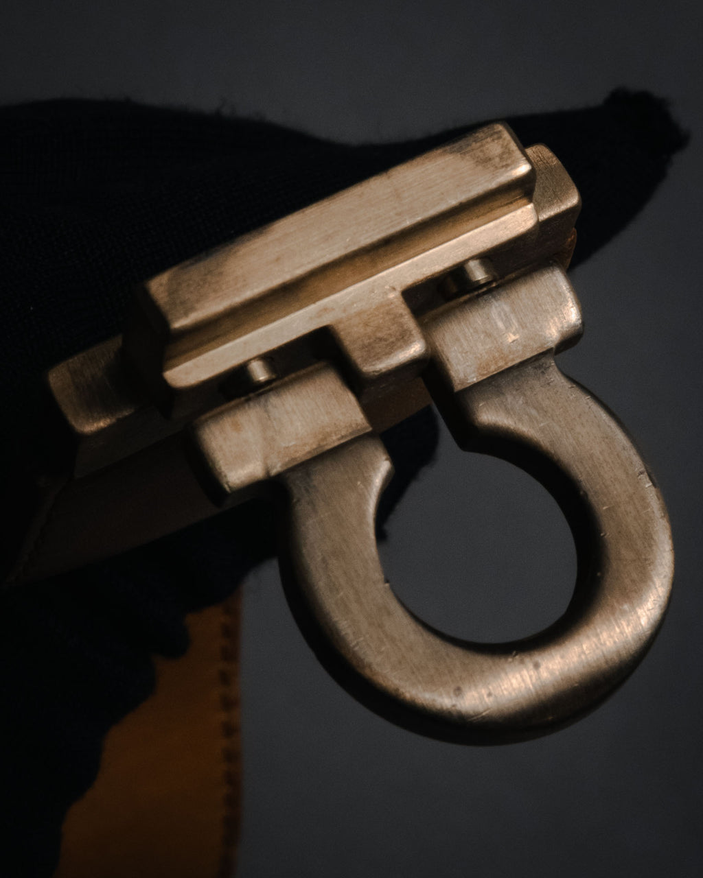 "Salvatore Ferragamo" 95’s-05’s Gancini clasp vacchetta leather bracelet