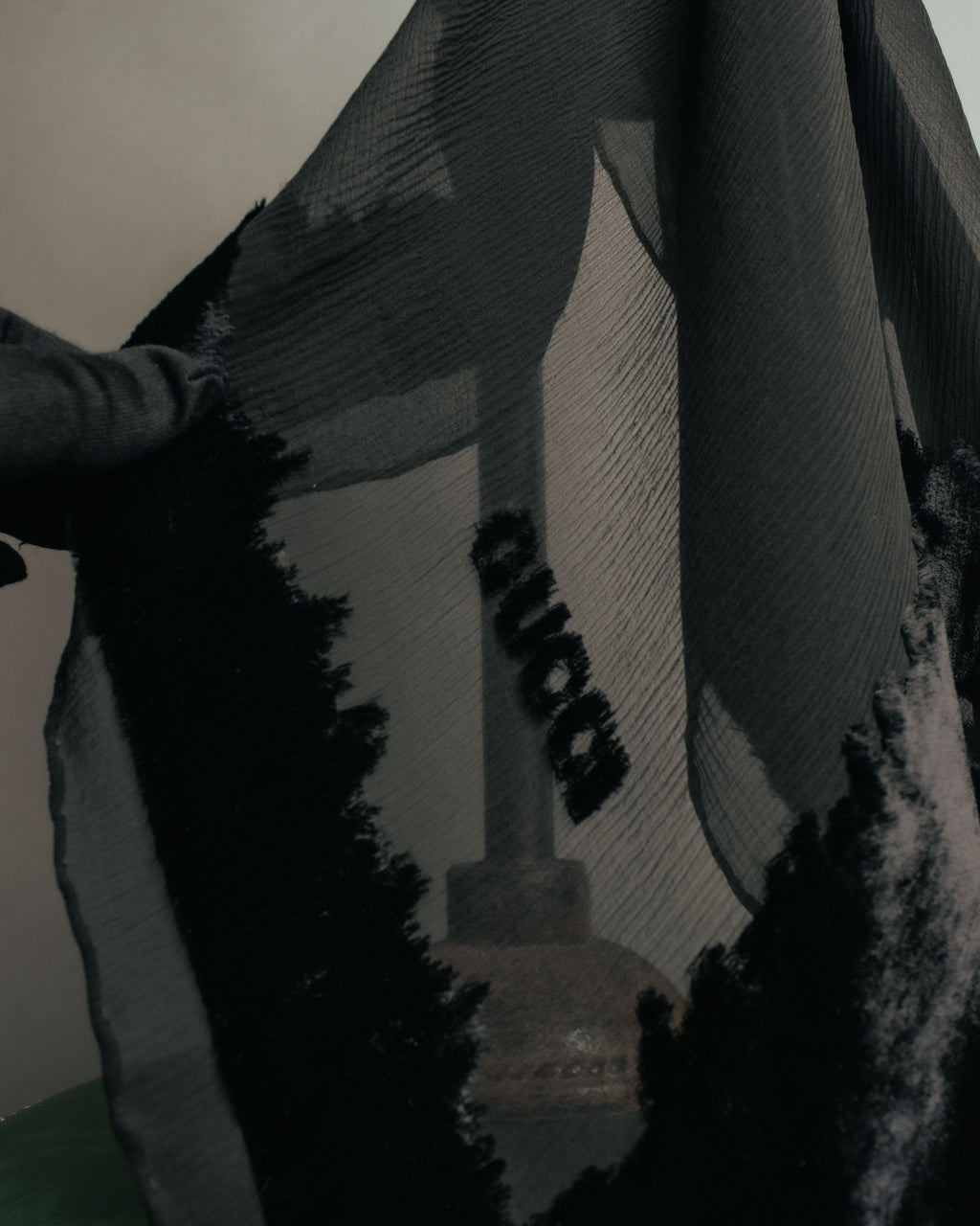 “GUCCI” 90’s-00’s Sheer velvet trimmed silk blend stole