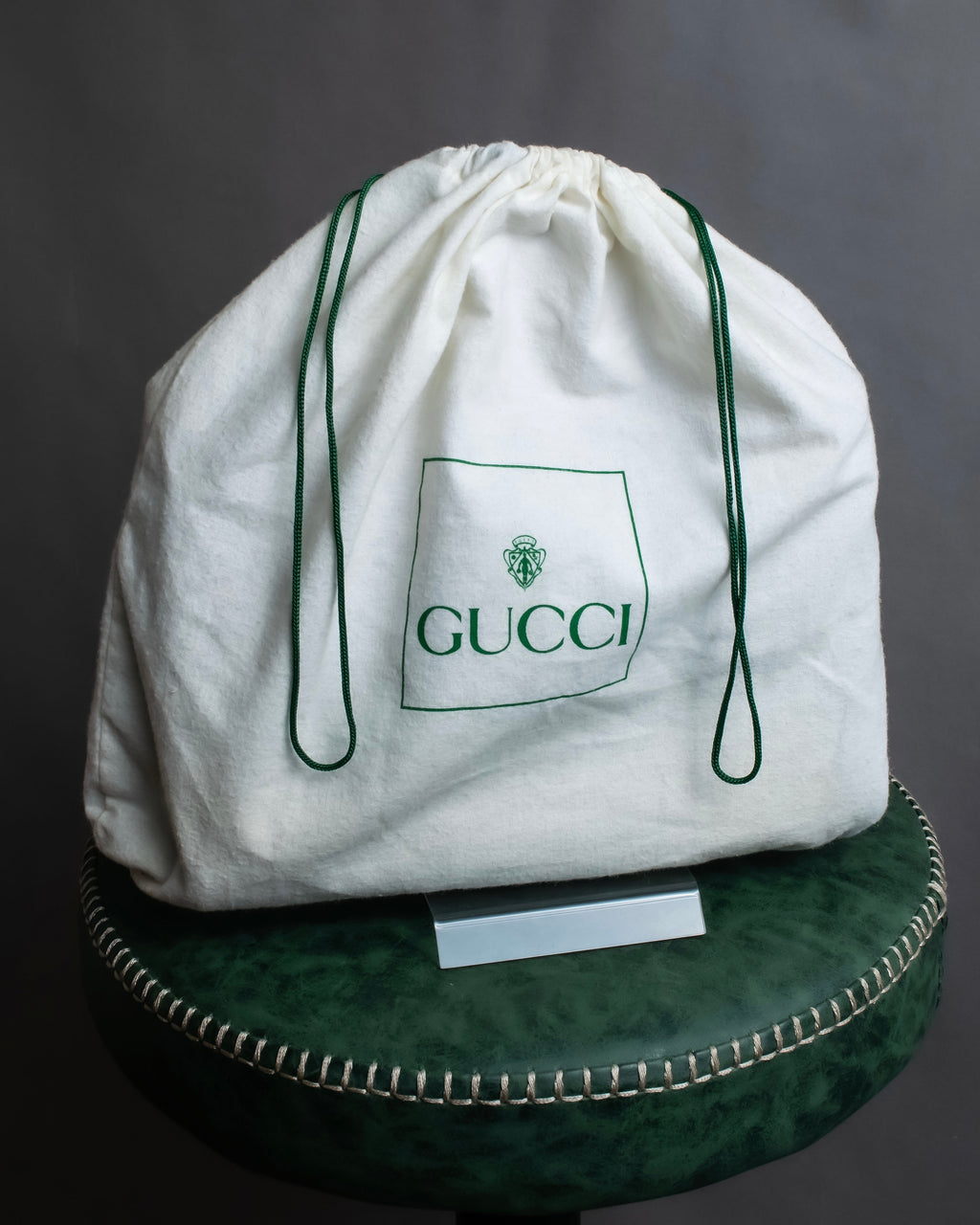 "GUCCI" Aristocratic crest charm suede shoulder bag