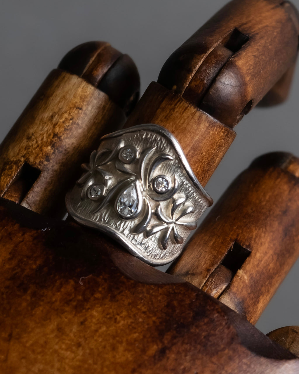 "Vintage flower motif silver ring"
