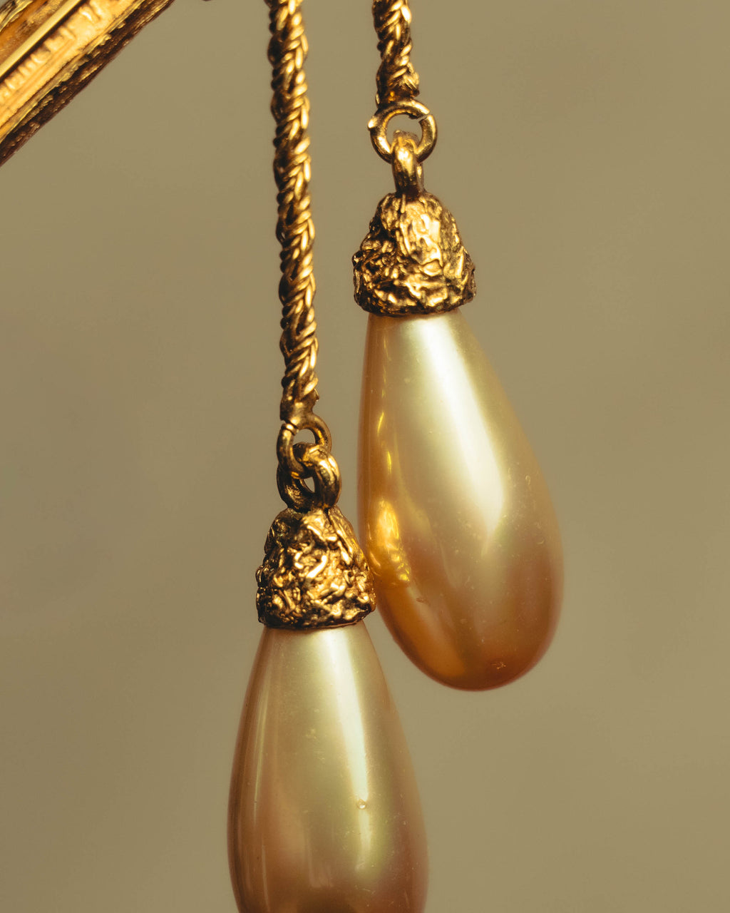 "CHANEL" 70's Sculptural faux pearl brooch