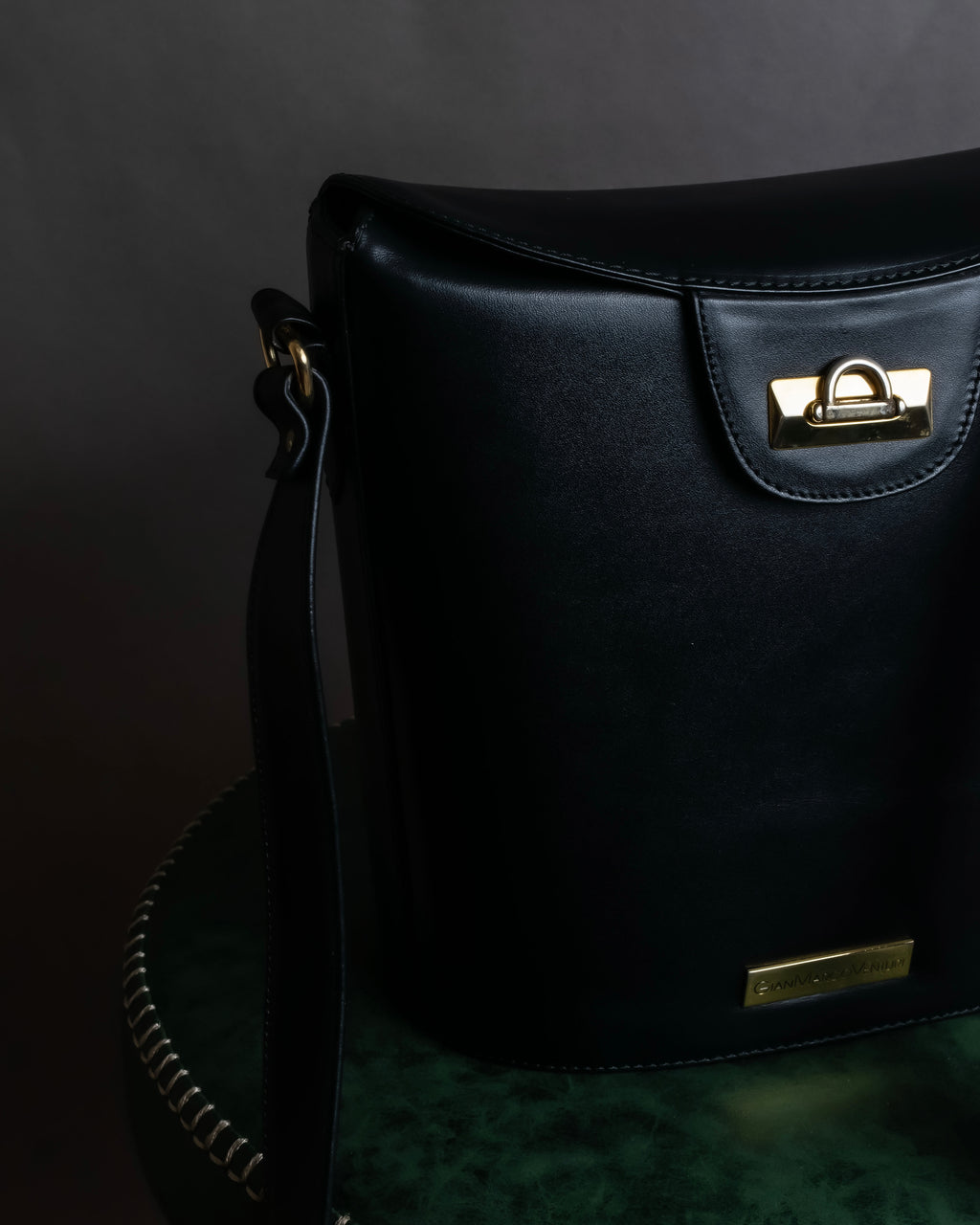 "GIANI MARCO VENTURI" Shape trapezoid leather shoulder bag