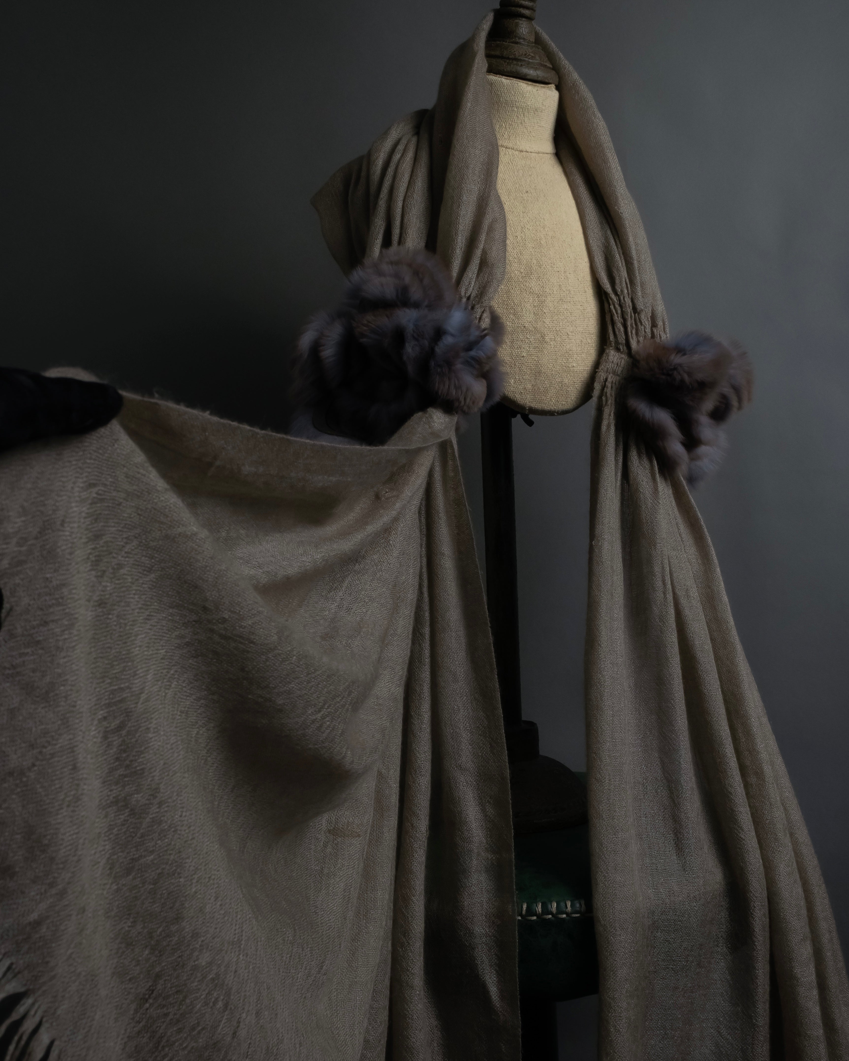 "FENDI" 04-10's Petal motif fur docking long muffler