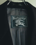 内側に配された、騎士がProrsumの旗を掲げるEquestrian Knight Designと旧Burberrys表記の織りネーム。濃色地に白い意匠を織り込んだタグ仕様が確認できる。